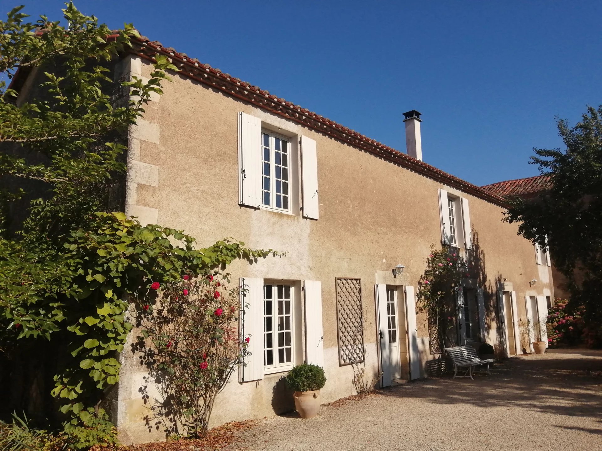 Grande maison en pierres au coeur d'un petit village