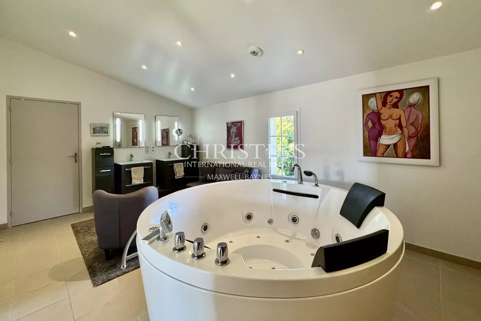 7 Bedroom Villa/Townhouse's Image 25