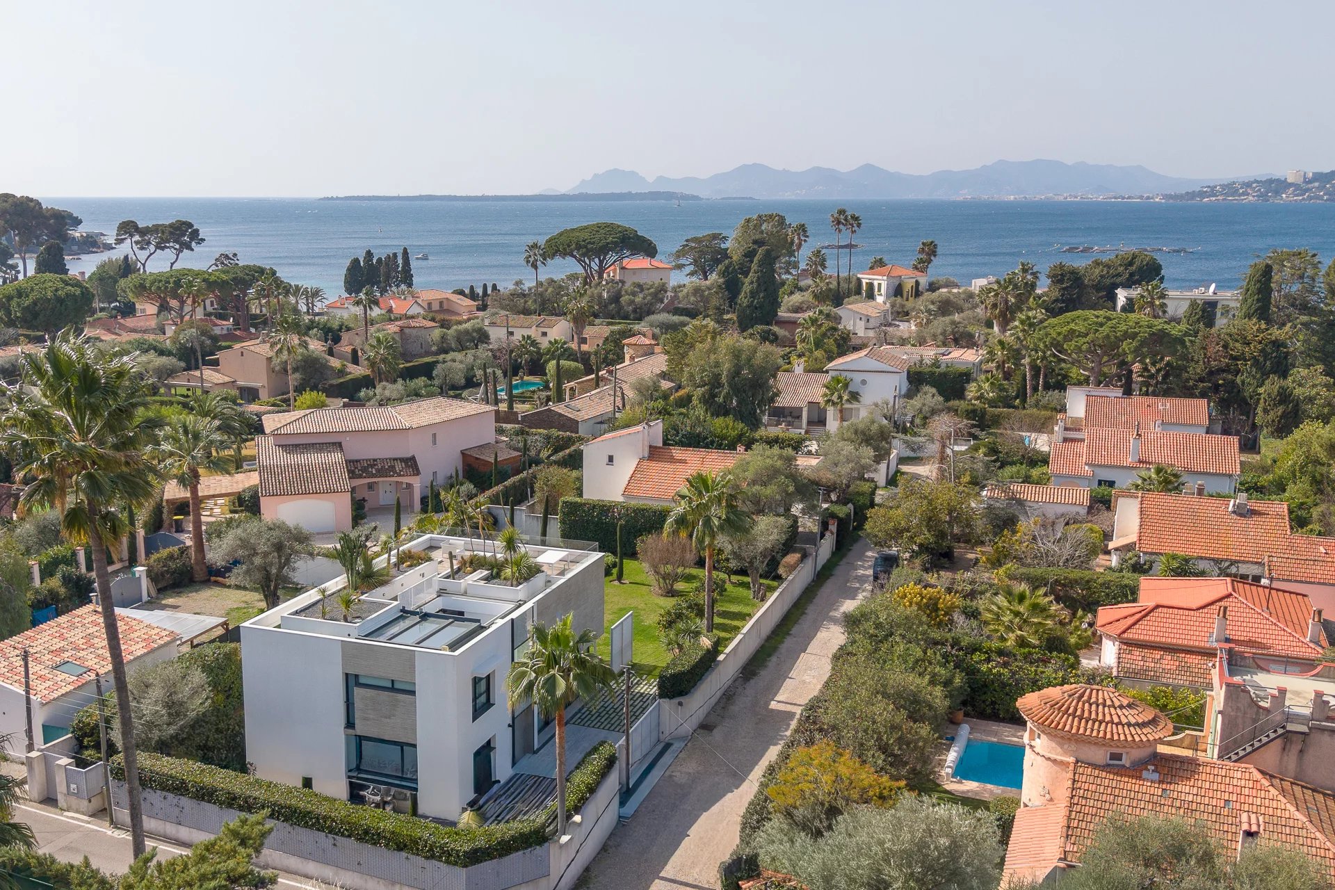 Exclusivité Cap d’Antibes - Versant Ouest - Villa contemporaine d’exception à proximité immédiate des plages