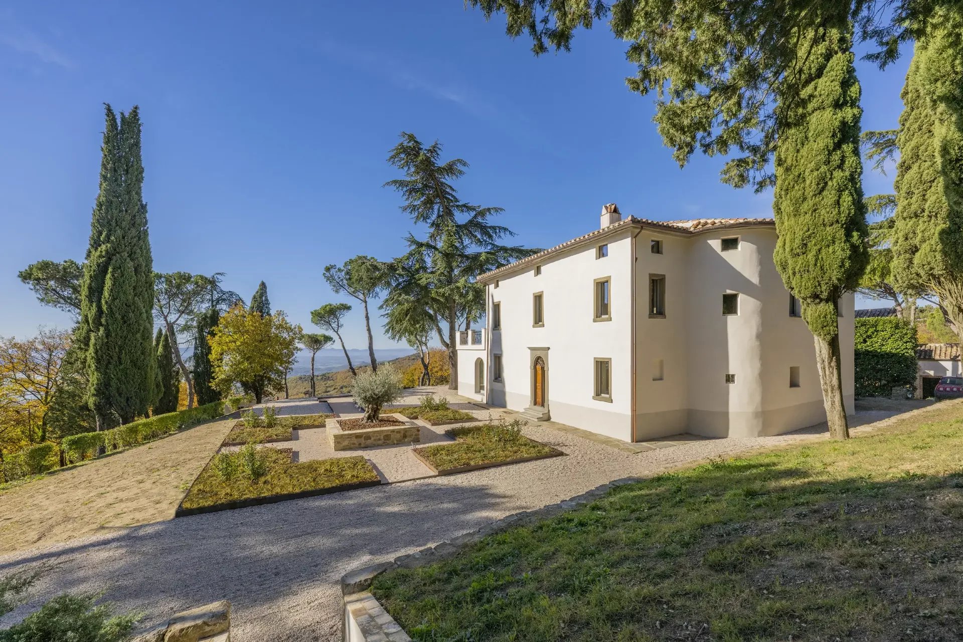 VILLA LIBERTY IN VENDITA IN POSIZIONE PANORAMICA SUL LAGO TRASIMENO, UMBRIA