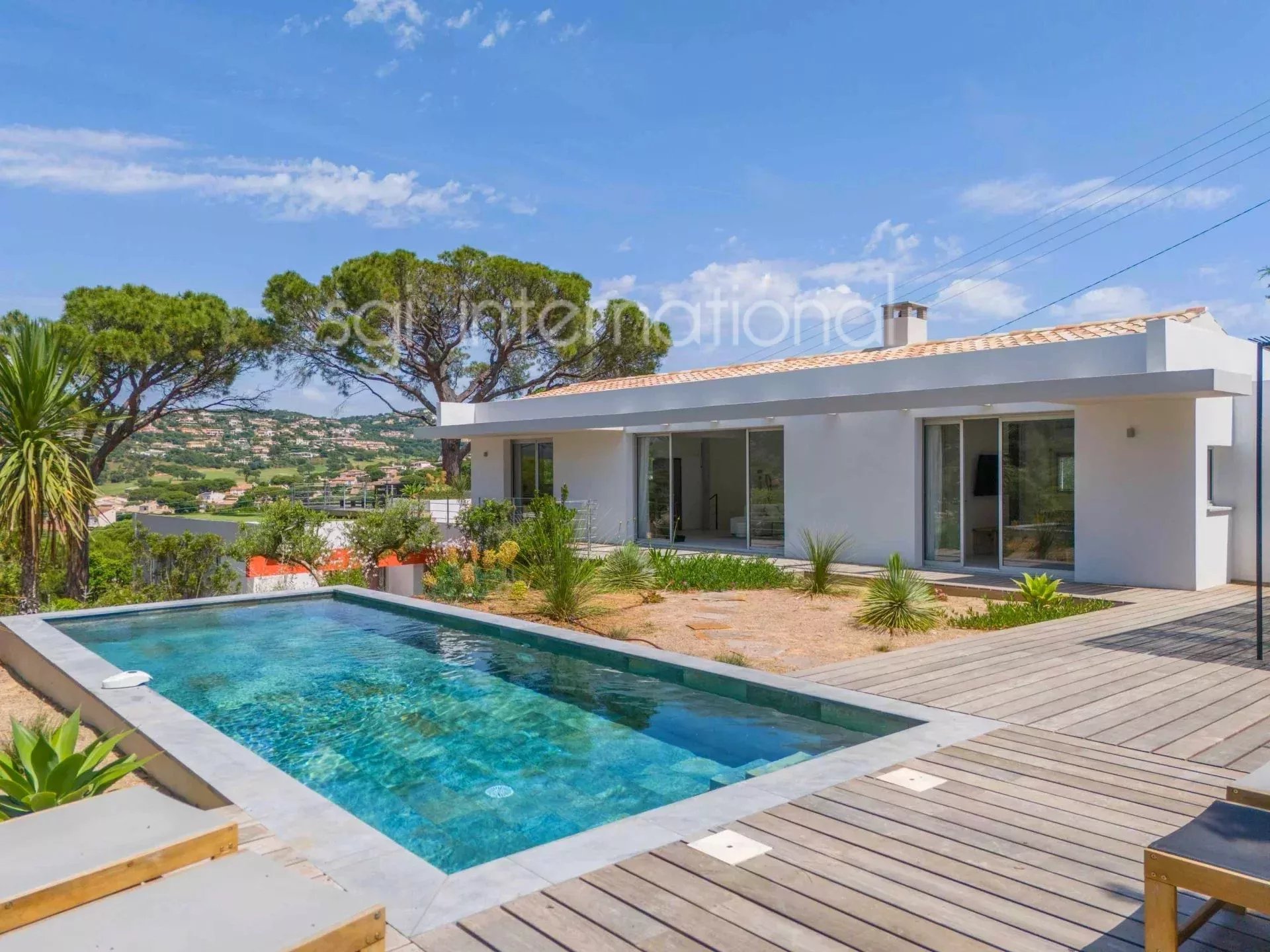 Sainte-Maxime: magnificent new villa 1.5km from the beach.