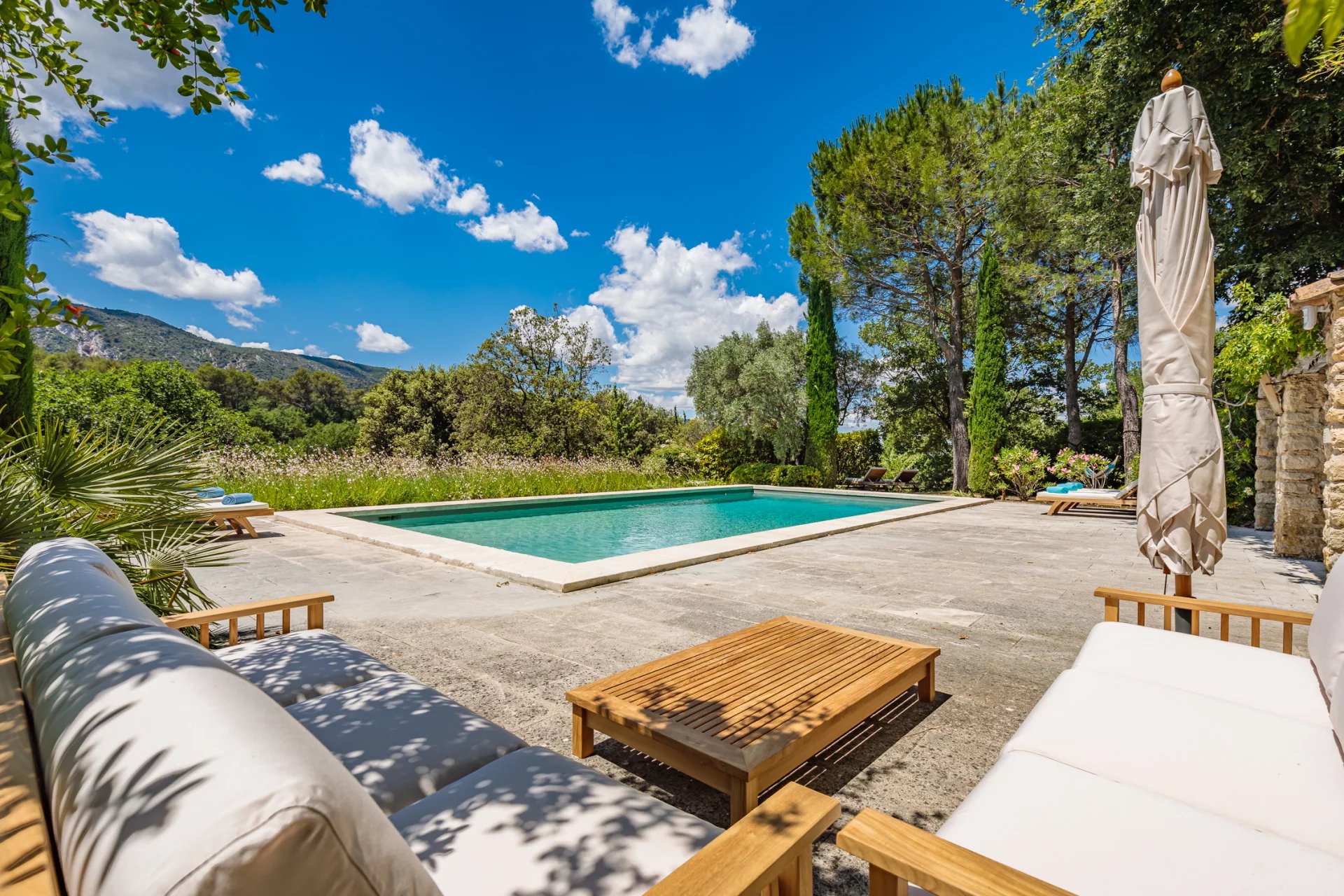 Luberon - Refined property with tennis court