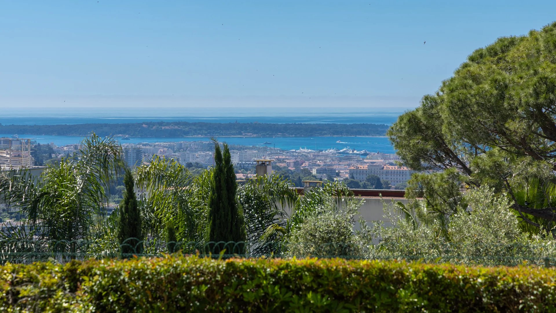 Très belle vue pour ce rez-de-jardin suspendu