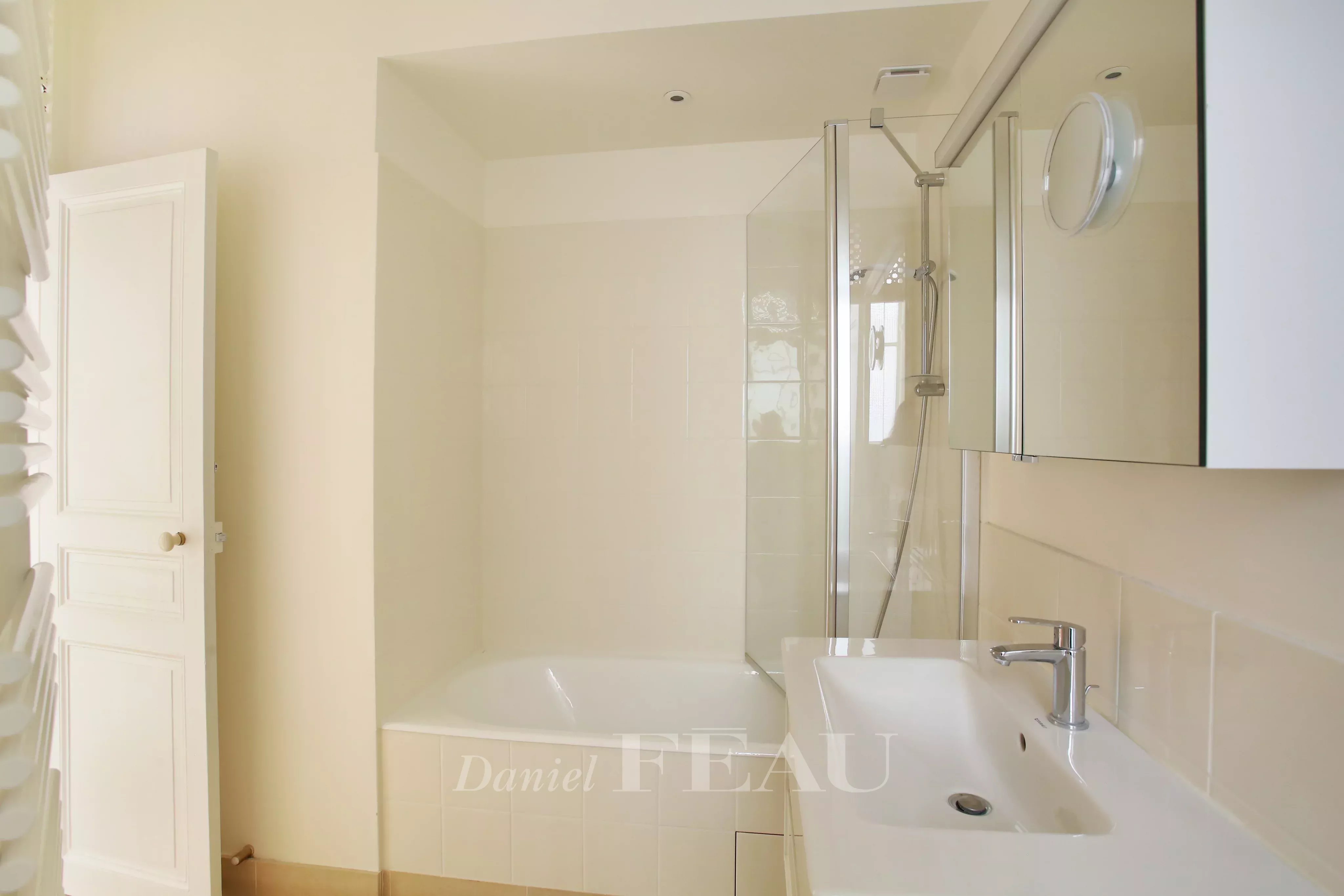 Salle de bains parentale avec toilettes attenantes