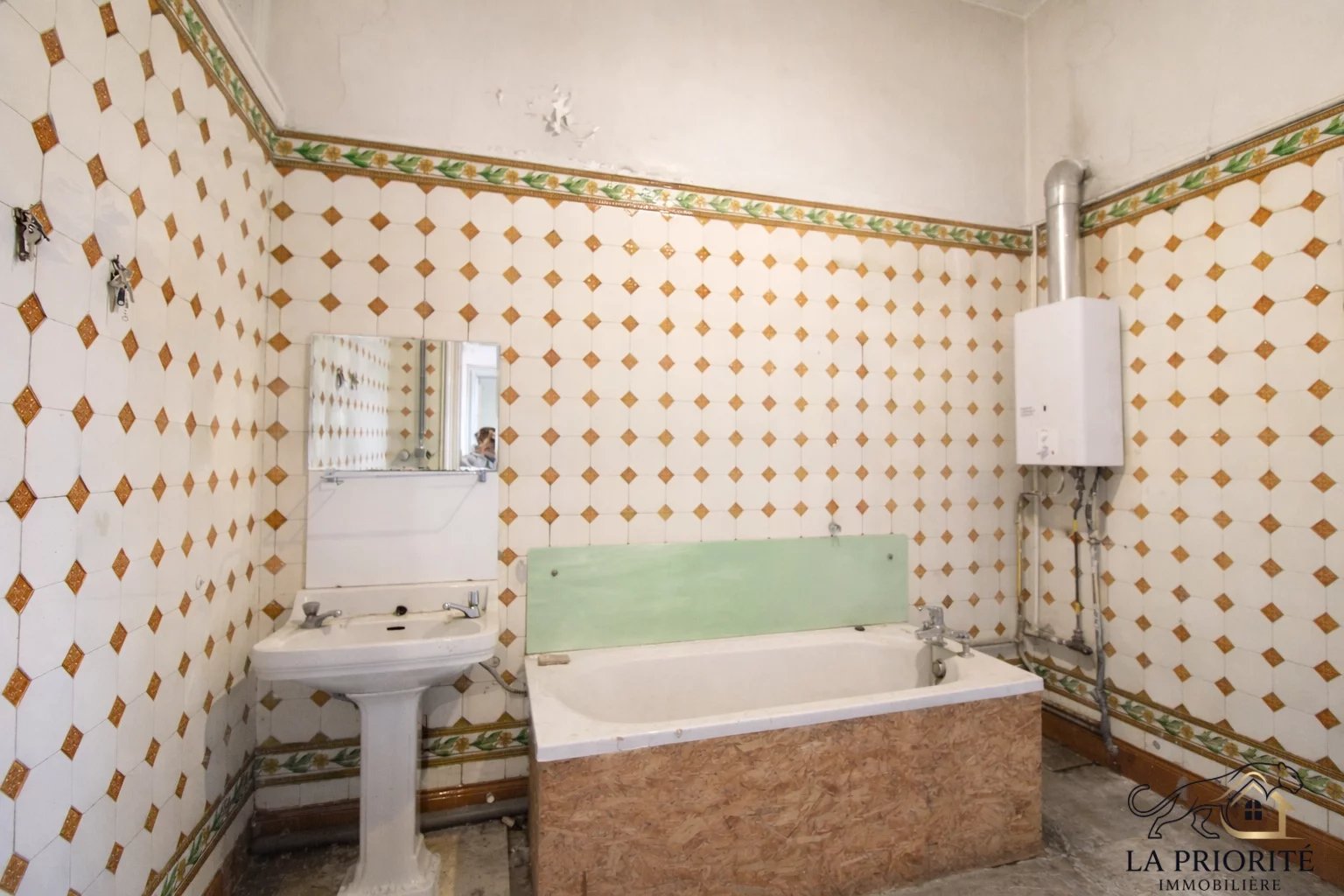 Maison de commerce à rénover – Fort potentiel – Centre de Gosselies