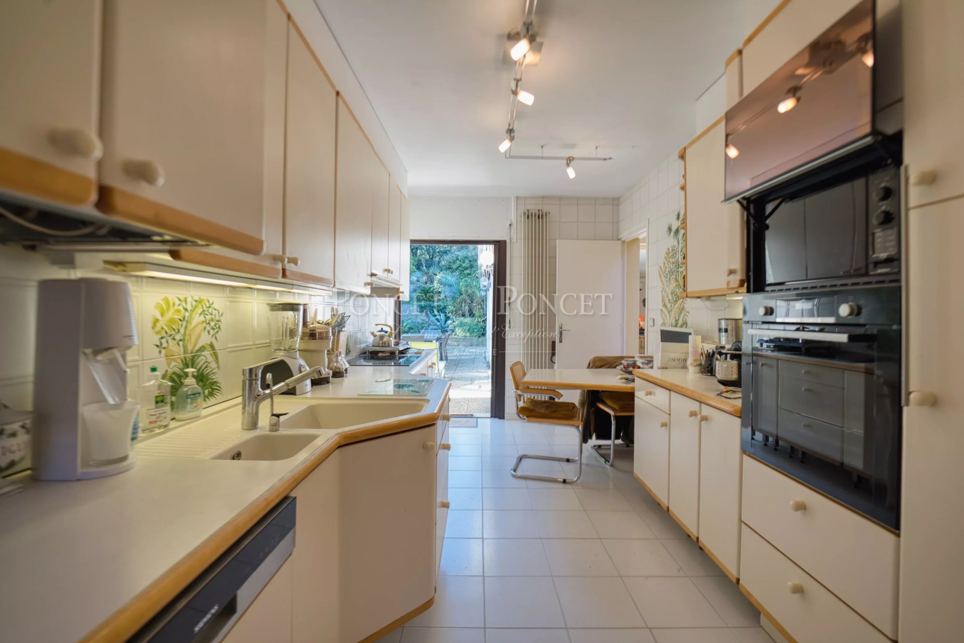 6 Bedroom Villa/Townhouse's Image 4