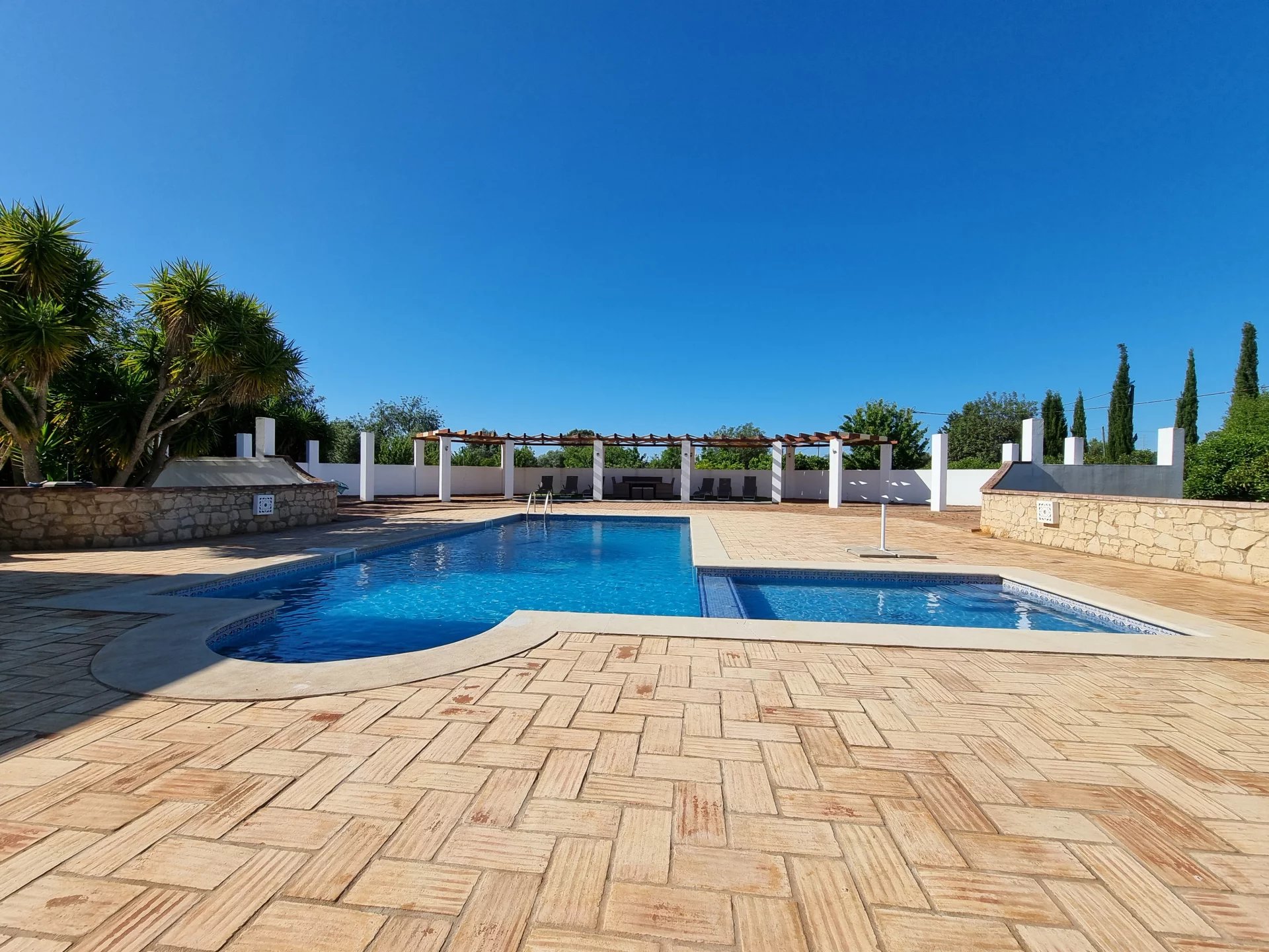 4-bedroom villa with pool, in the countryside a few minutes from the beaches.