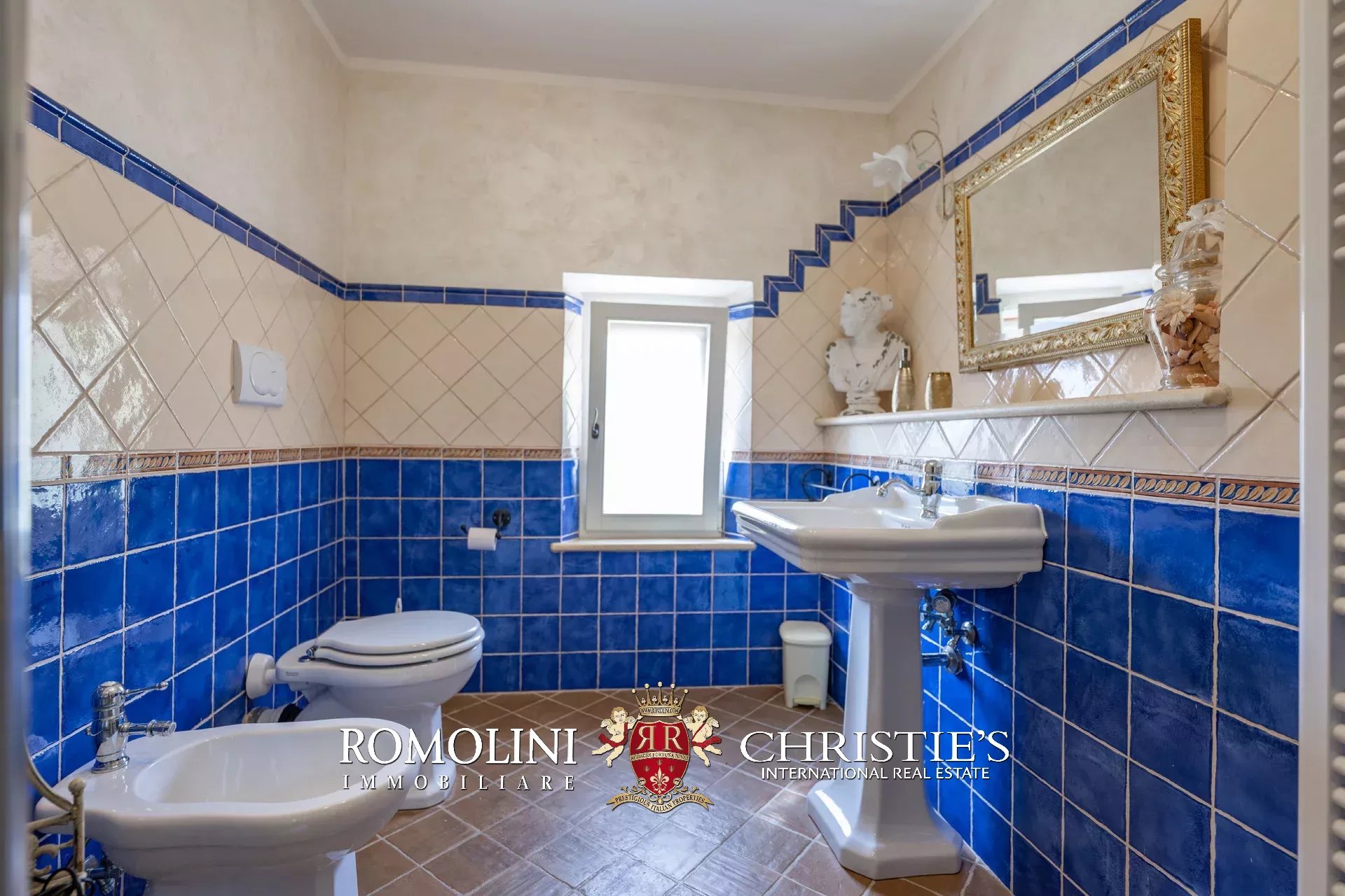 13 Bedroom Vineyard's Image 42