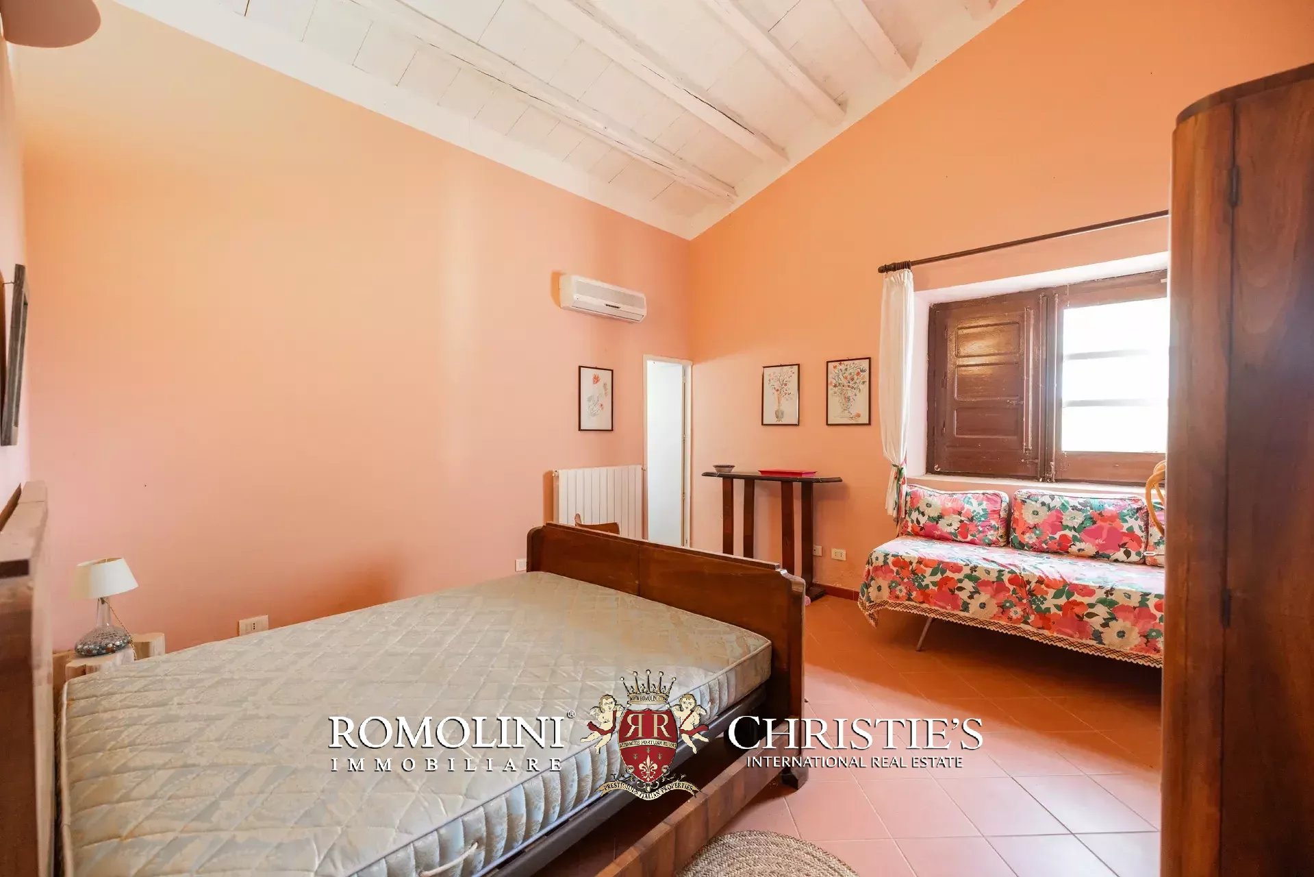 8 Bedroom Villa/Townhouse's Image 39