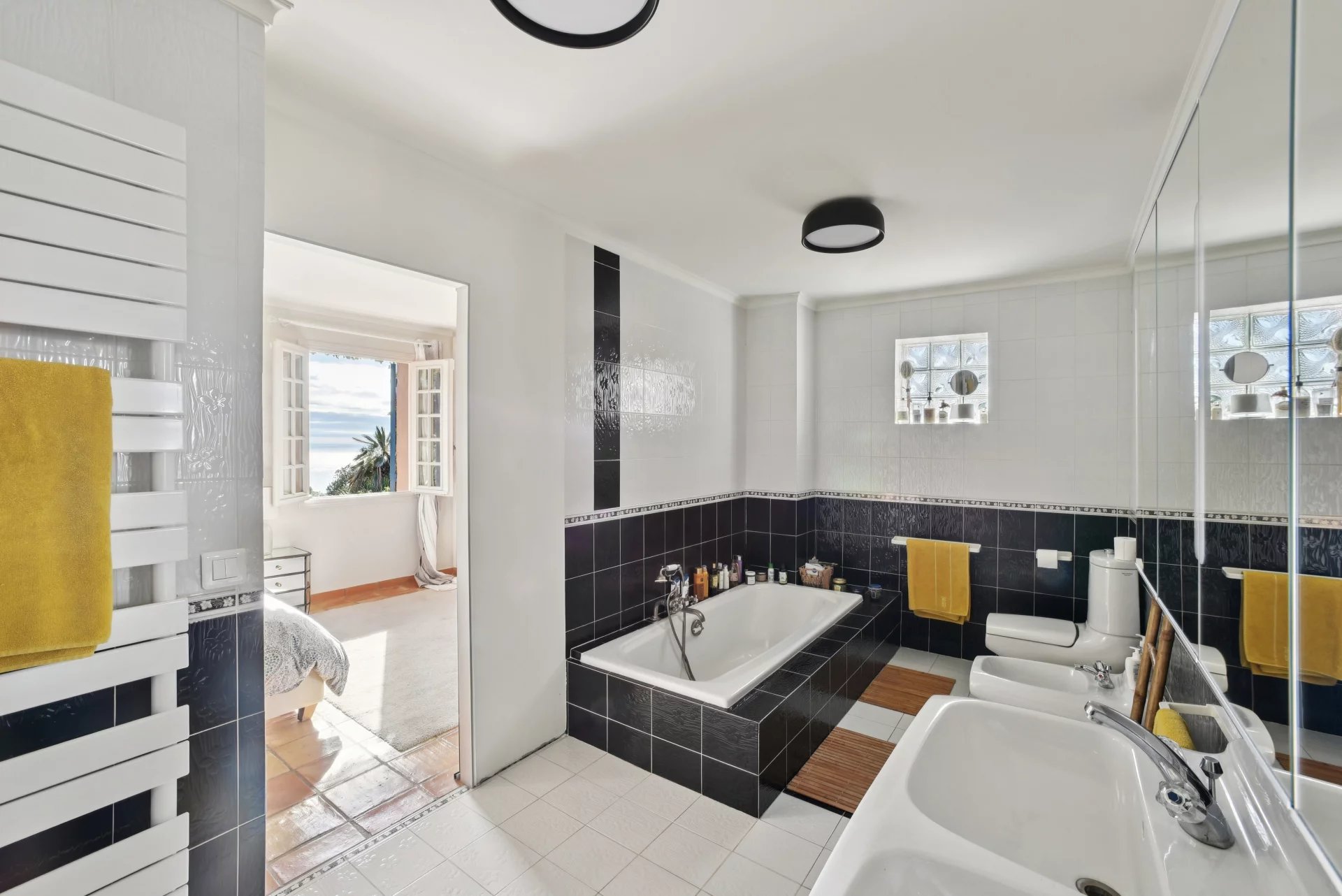 Charming Riviera villa with pool and sea view glimpsese