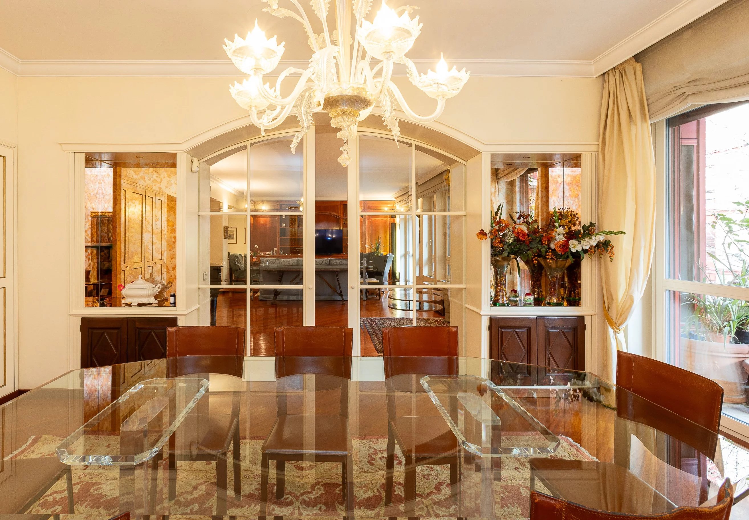 ELEGANT APARTMENT WITH REFINED DETAILS IN BUONARROTI AREA