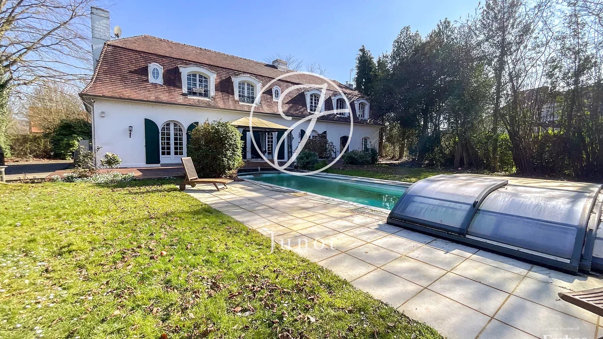 Seclin - Maison à vendre - 8 pièces - 225,88 m² - 5 chambres - Garage - Jardin - Piscine.