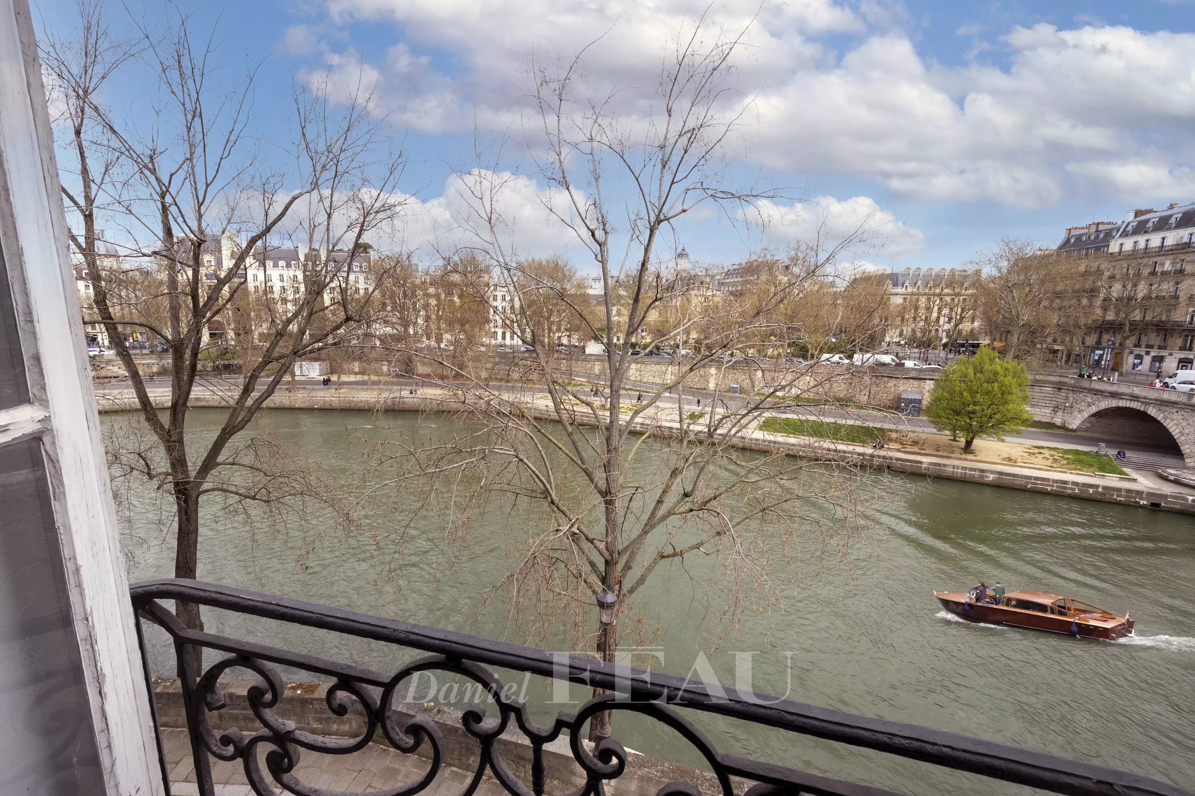 Paris 4th District – A prestigious split-level apartment