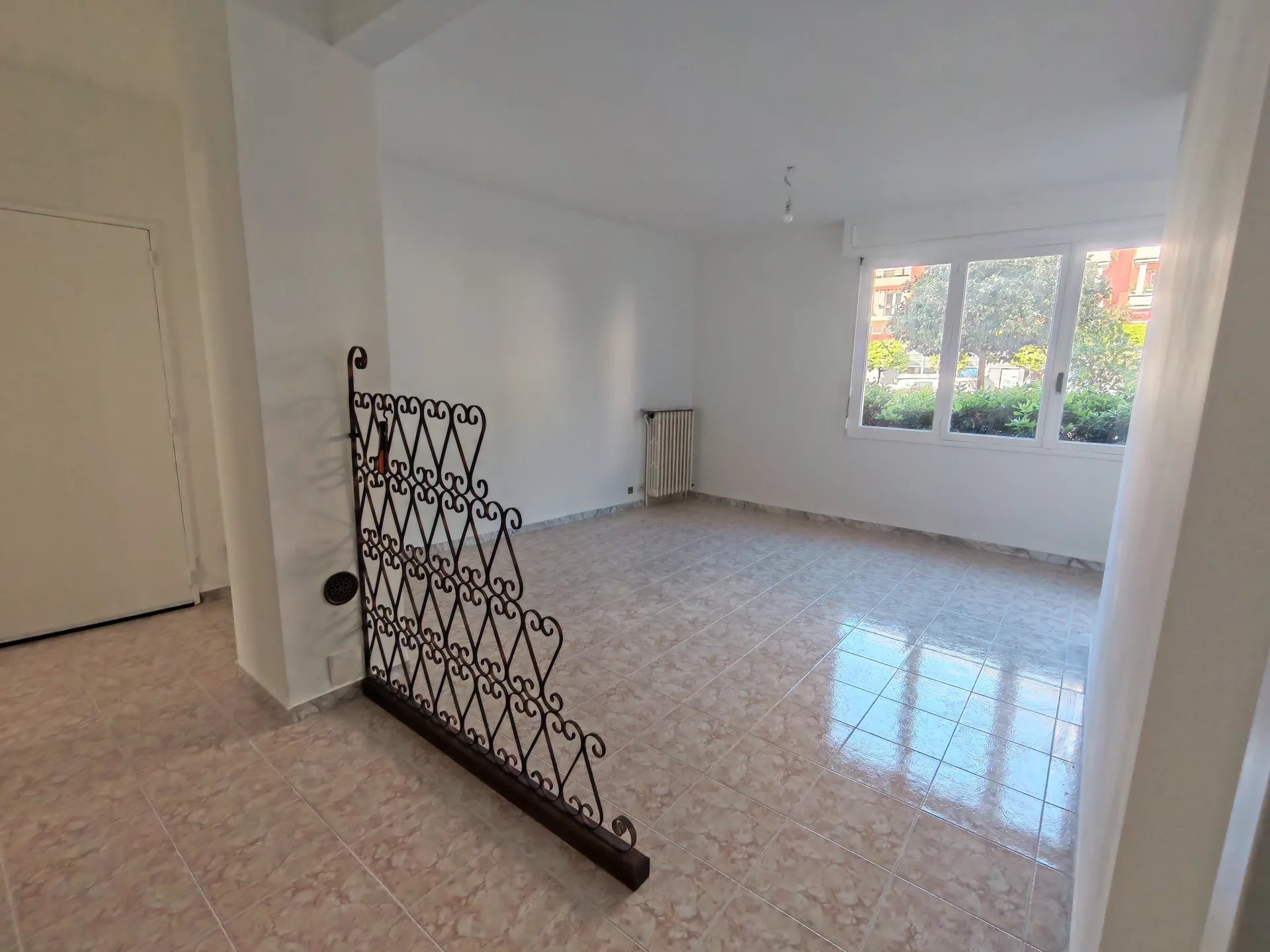 Two-bedroom apartment 74 m² - Menton near town center
