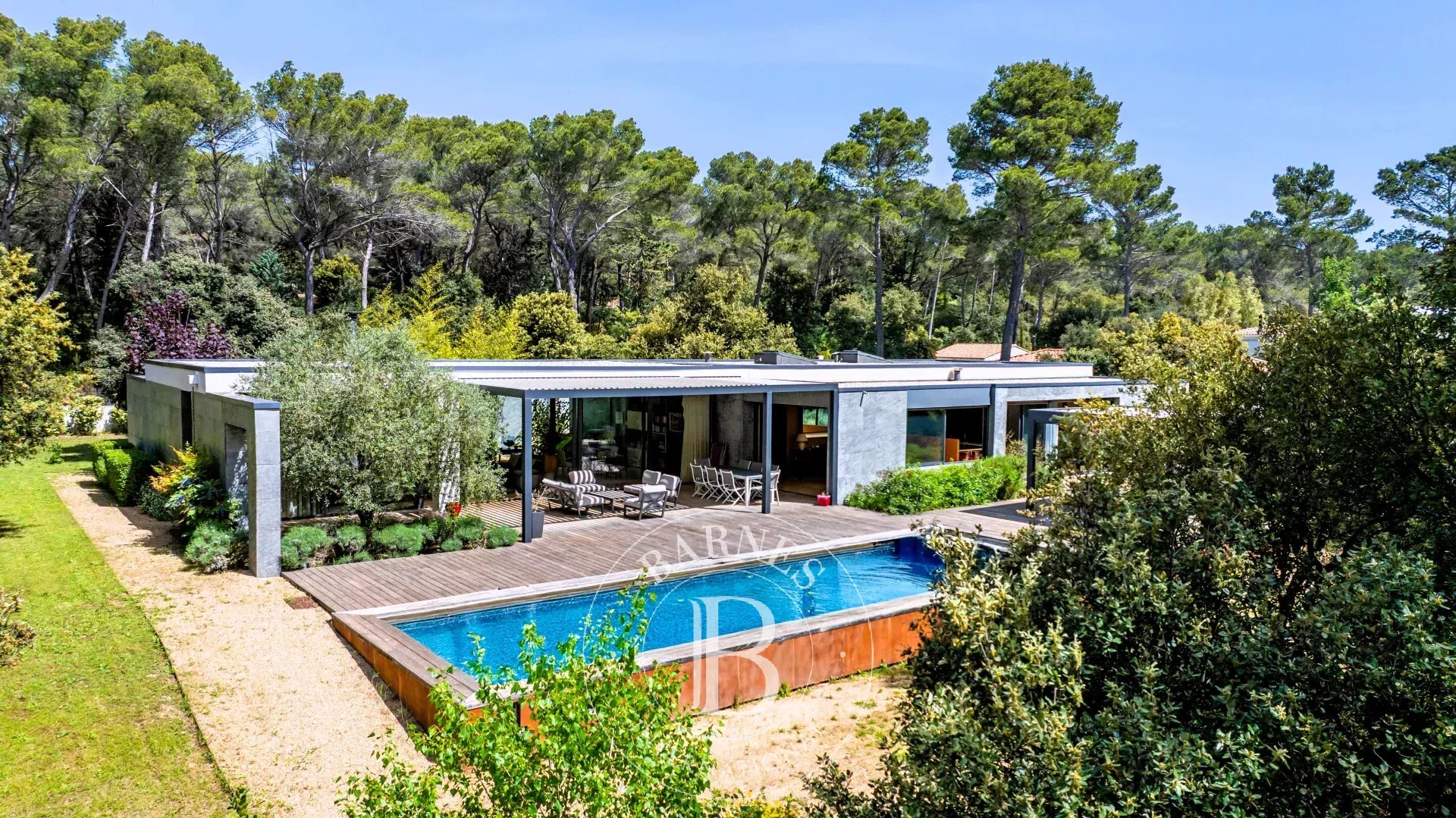 CONTEMPORARY ARCHITECT-DESIGNED VILLA AT THE GATES OF AIX-EN-PROVENCE