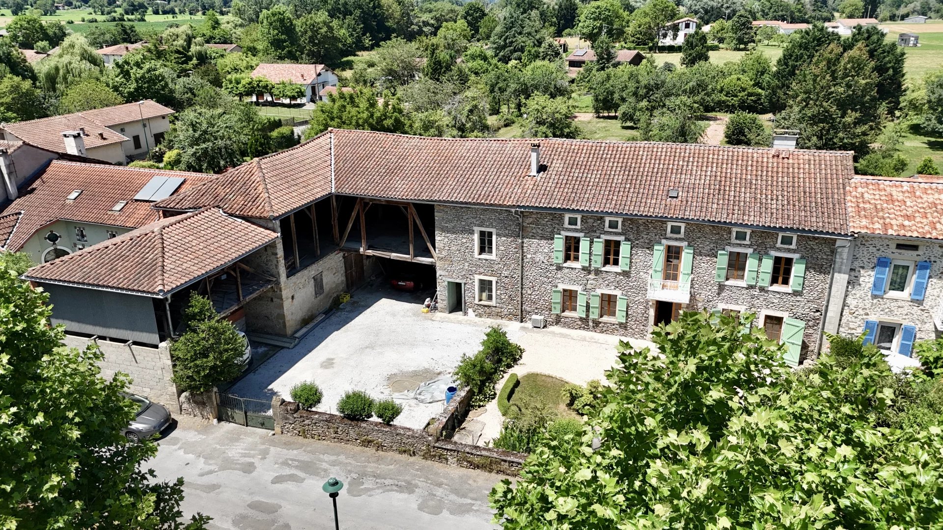 Maison en pierre de caractère 250 m² + corps de ferme 551 m² et maison annexe à rénover – Volumes, lumière & authenticité