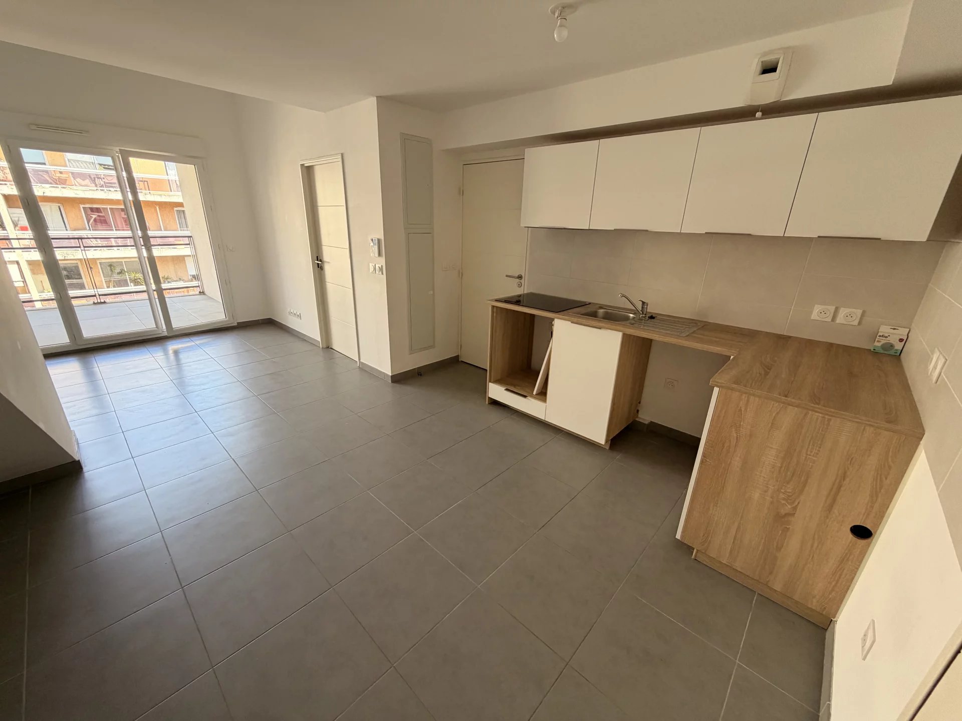 Appartement récent 3p de 60.76m² + terrasse de 6.68m² + 1 park voiture + 1 park moto