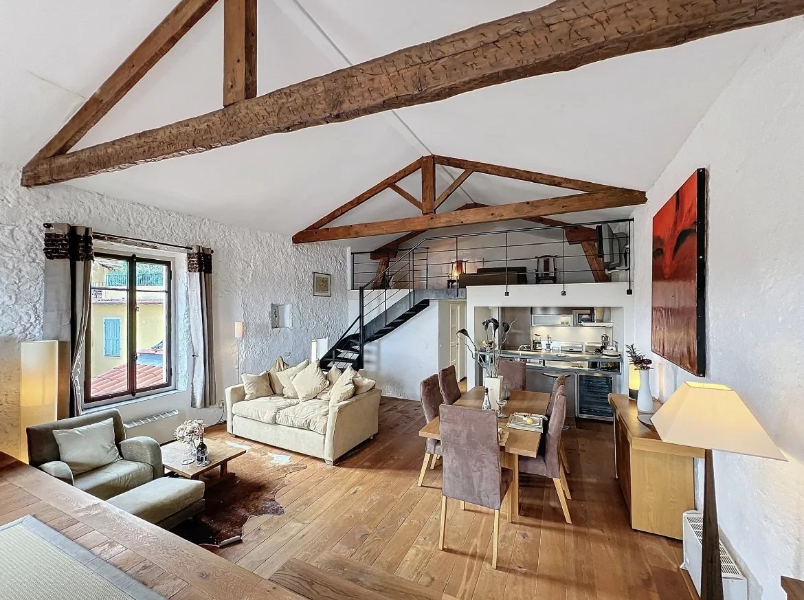 VILLEFRANCHE-SUR-MER HISTORIC CENTER MAGNIFICENT 3-ROOM LOFT OF 98M2 IN DUPLEX COMPLETELY RENOVATED, SEA VIEW