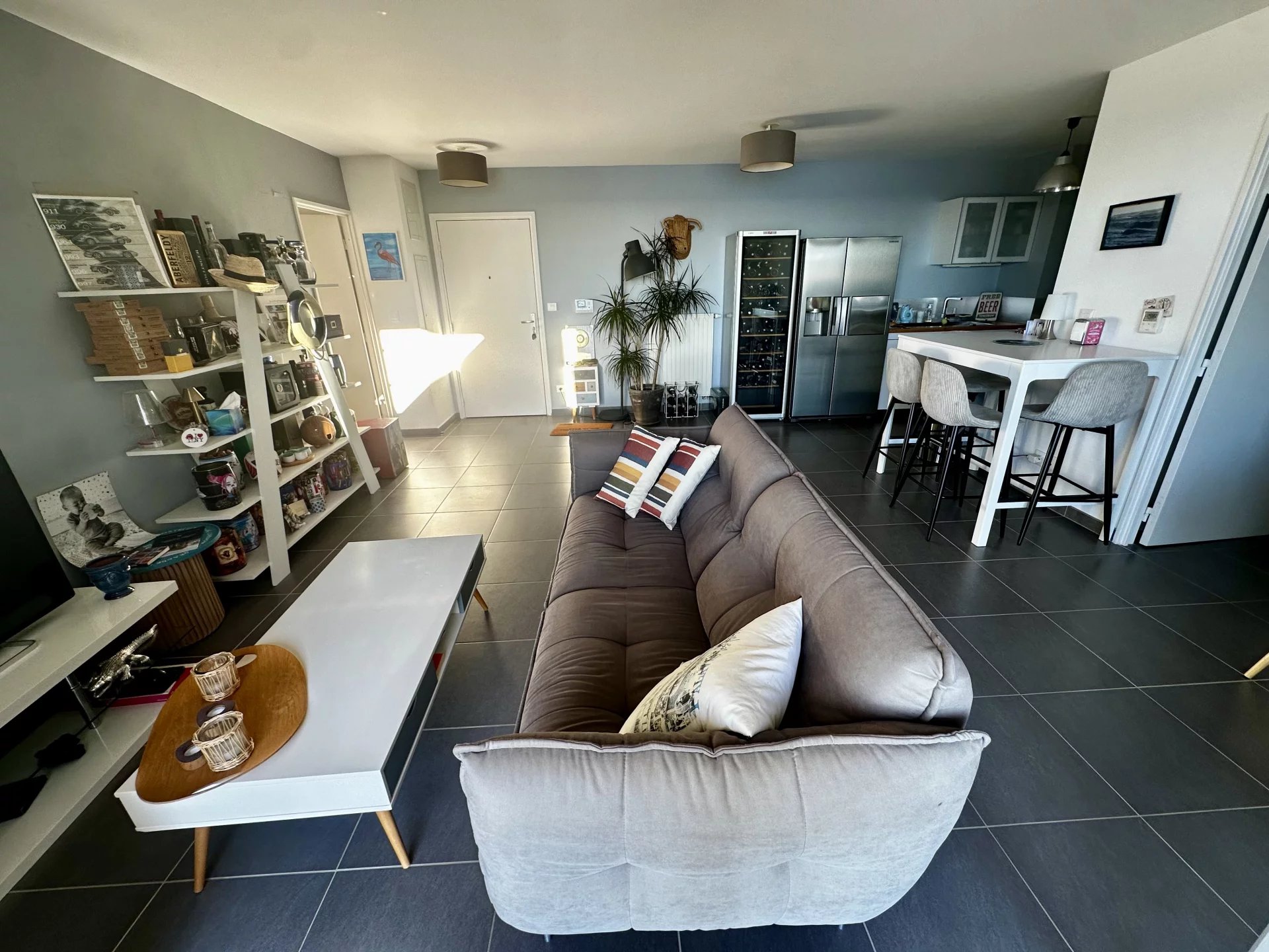 un dernier étage, 1ere ligne,  3 chambres, terrasse vue mer  plein sud ,parking et cave .