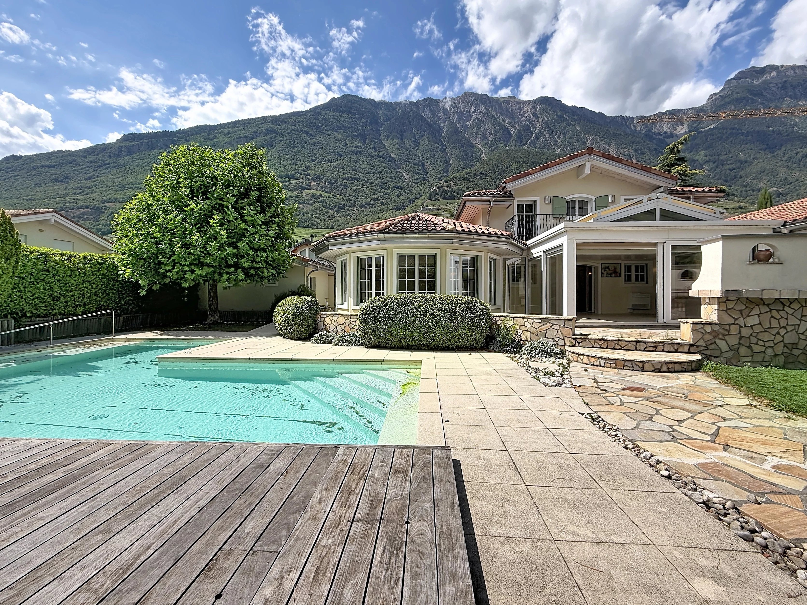 Spacieuse villa 5.5 pièces avec piscine et jardin