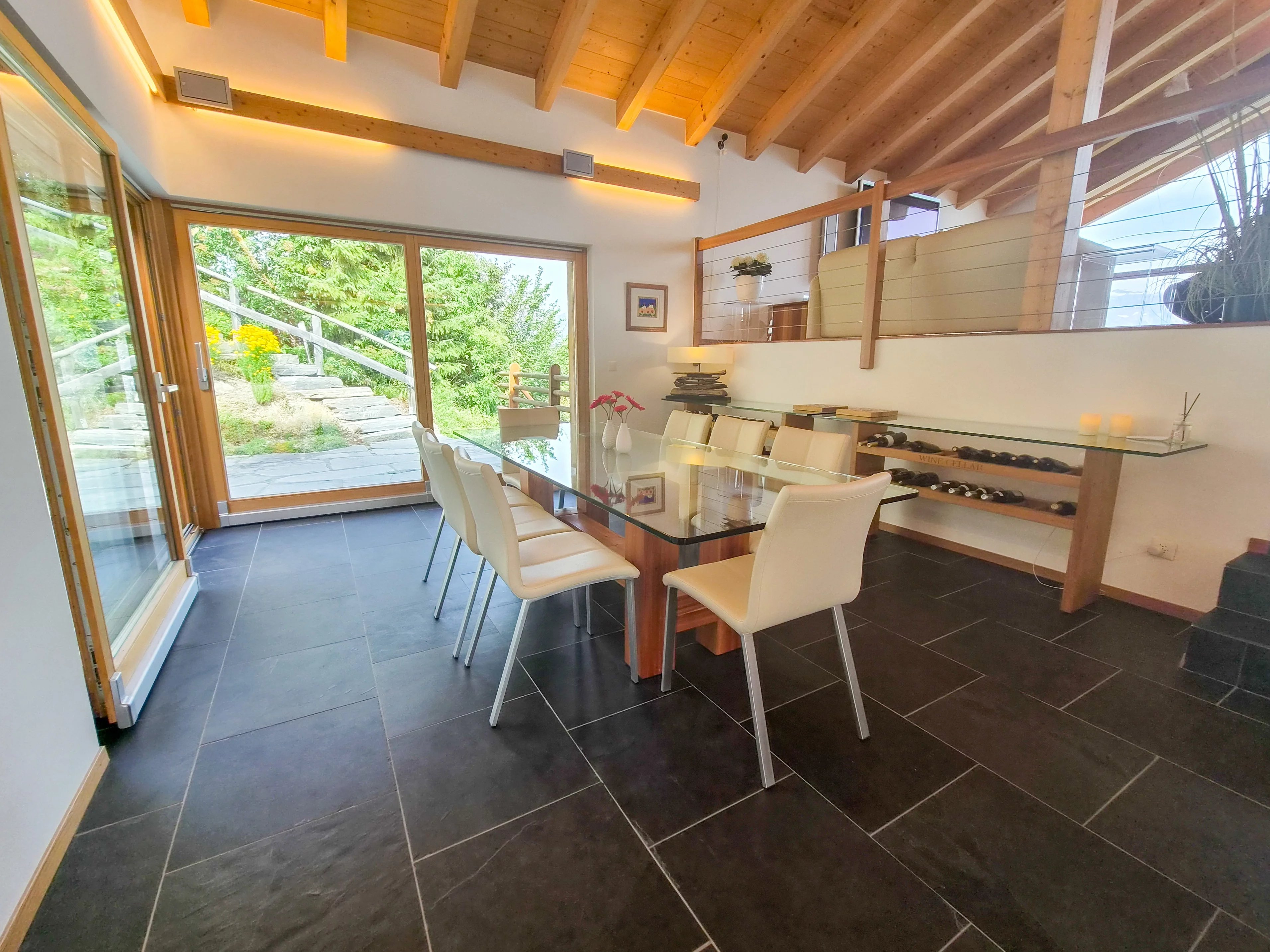Chalet d'exception au bord du bisse et proche des pistes de skis, à Nendaz !