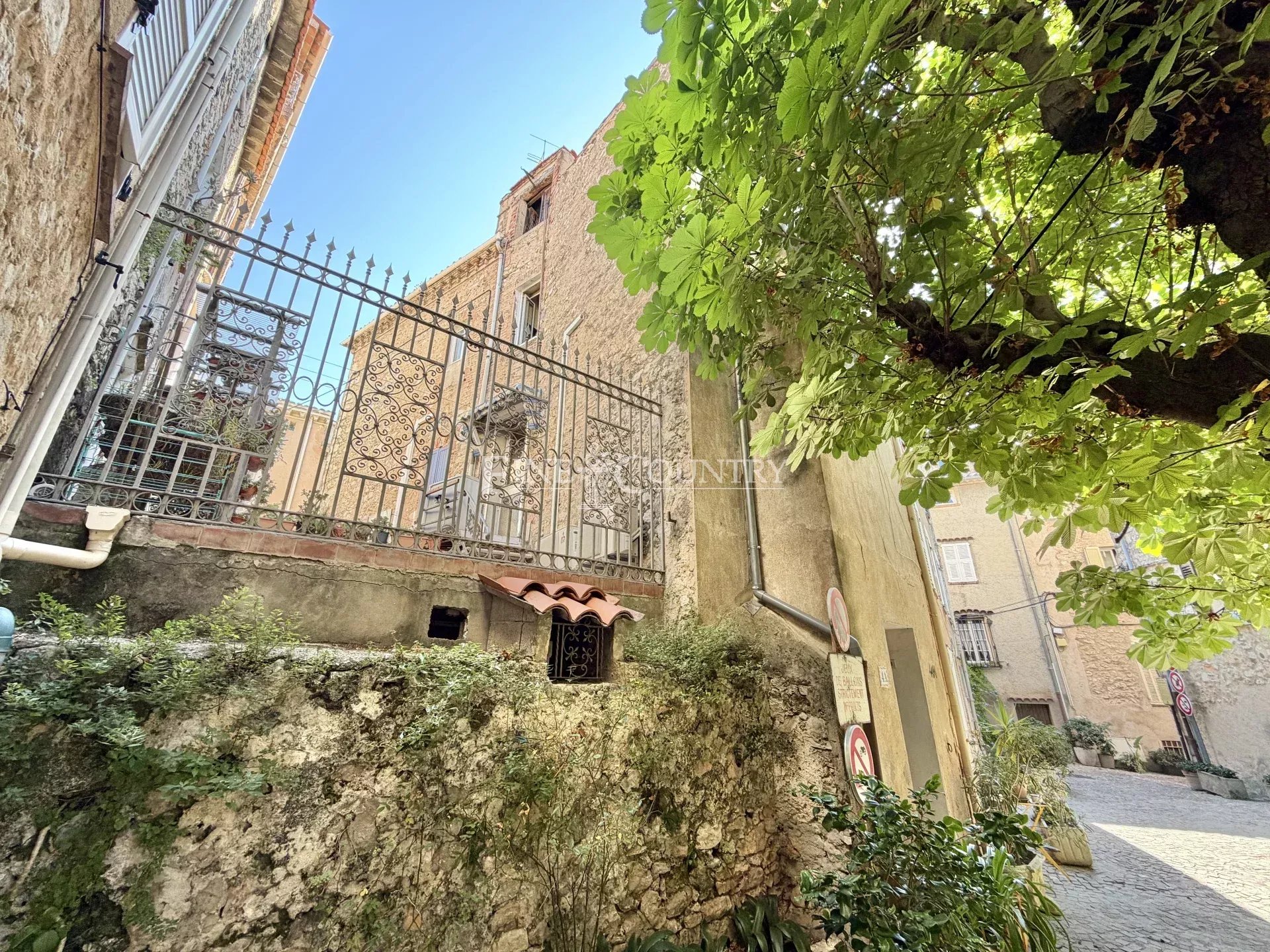 Photo of Building for sale in Le Cannet, to renovate