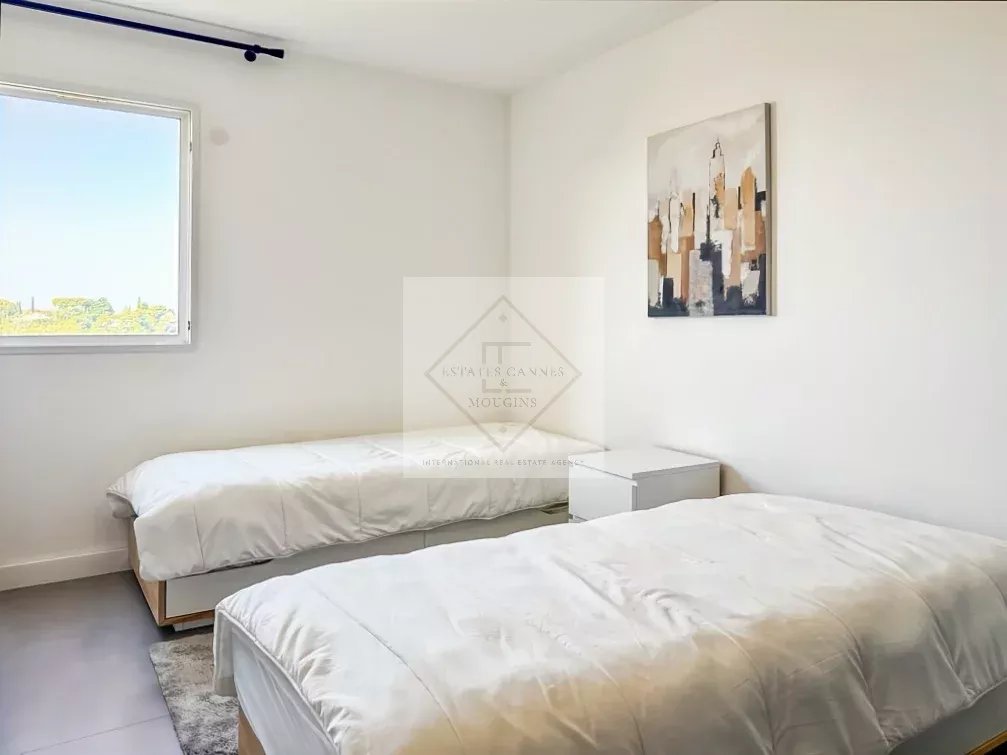 MAGNIFIQUE MAISON MITOYENNE AVEC VUE MER & COLLINES – 4 CHAMBRES – DOUBLE GARAGE – PISCINE — photo 13