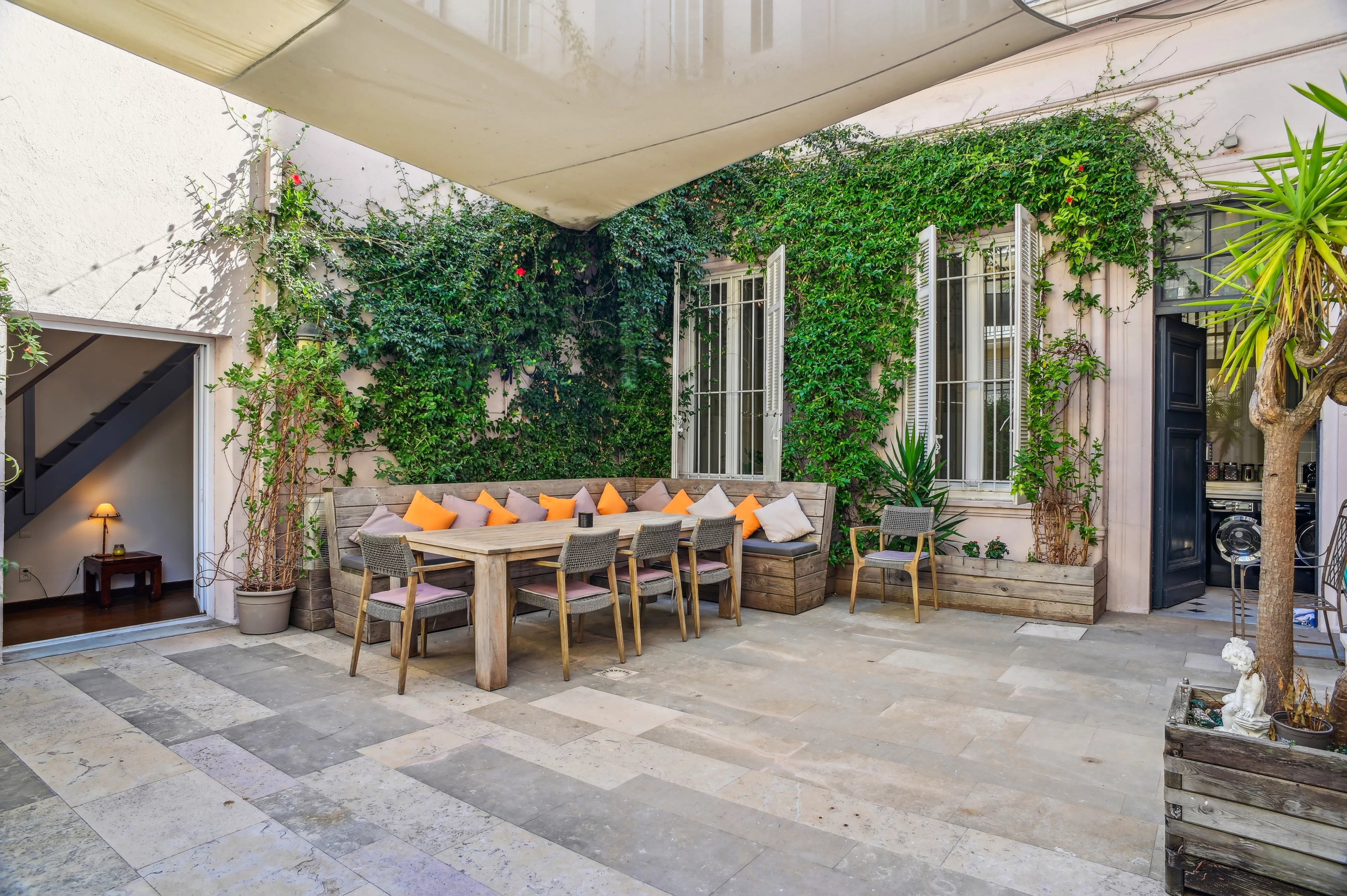 Rare apartment in bourgeois building, sea view