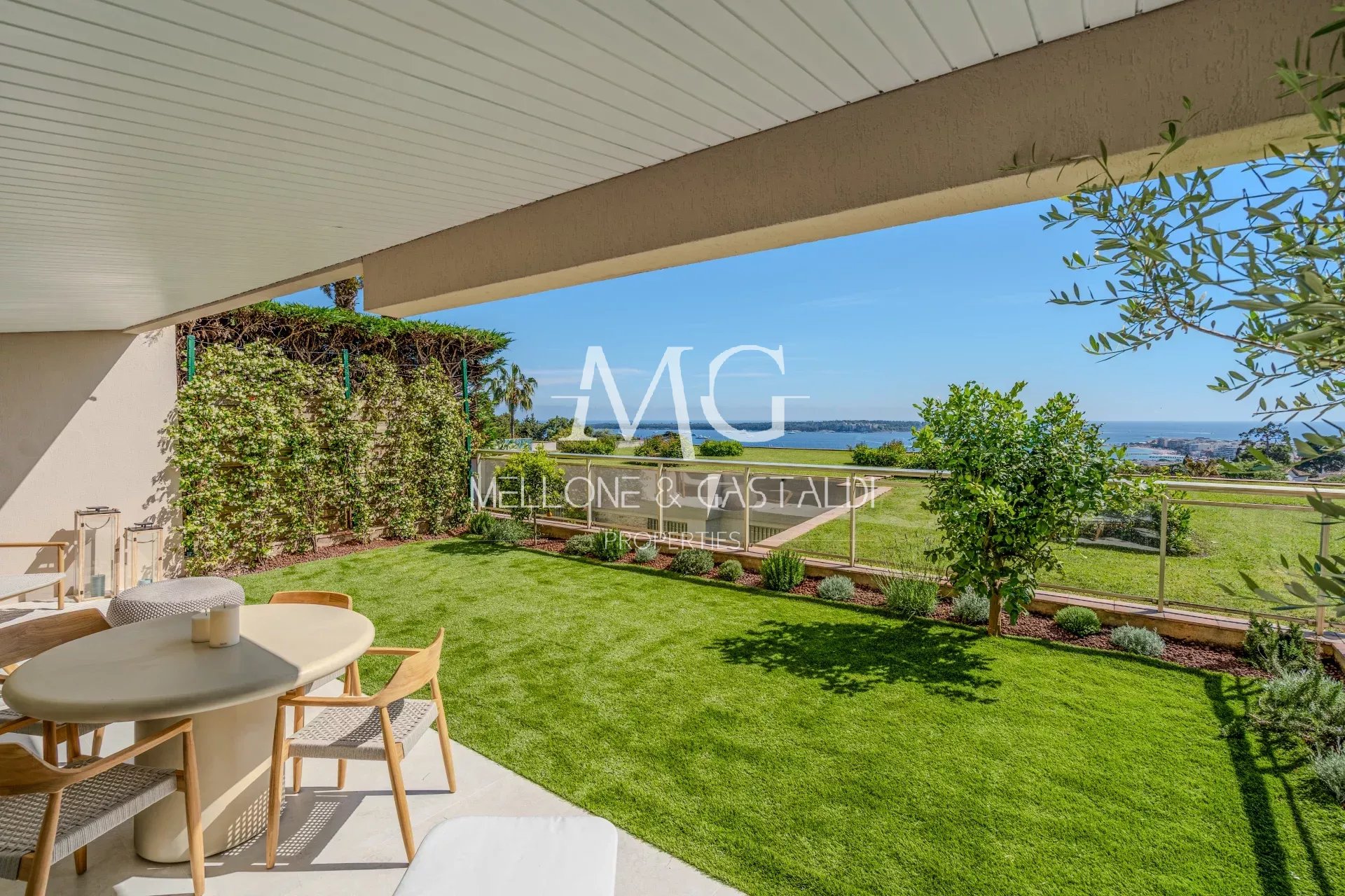 CANNES CALIFORNIE | LE ROI ALBERT | APPARTEMENT 4 PIÈCES | VUE MER PANORAMIQUE | JARDIN PRIVATIF | RÉNOVÉ