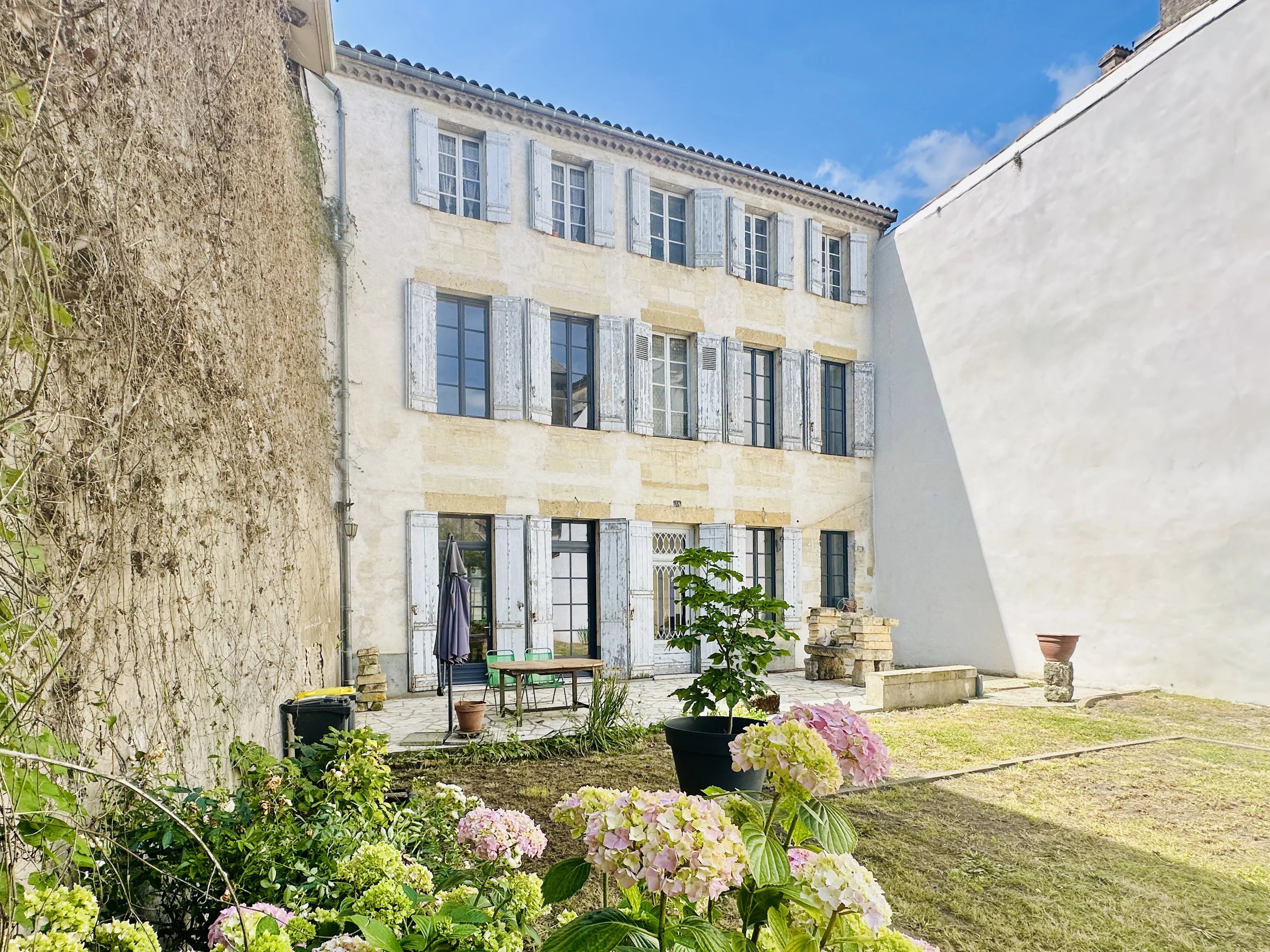 Beautiful 5-bedroom stone building with garden
