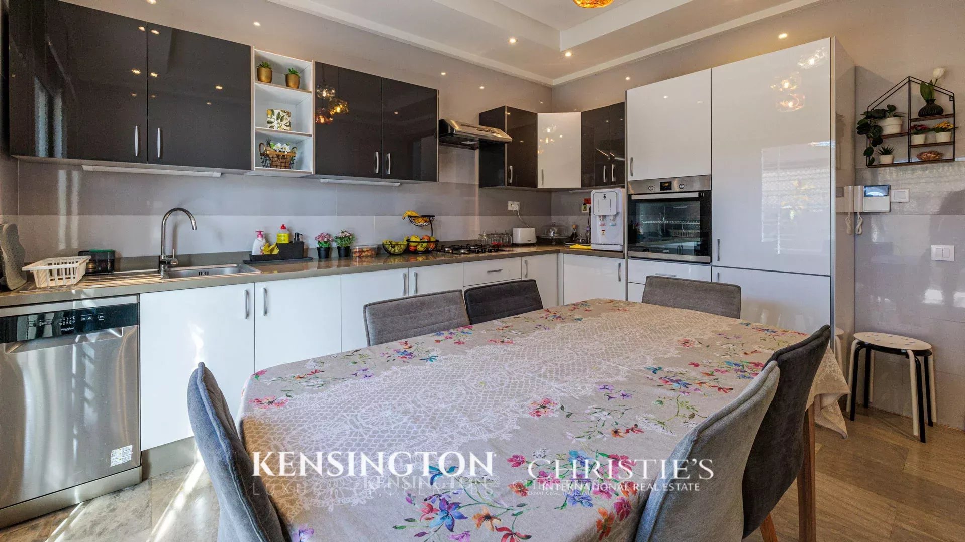 4 Bedroom Villa/Townhouse's Image 9