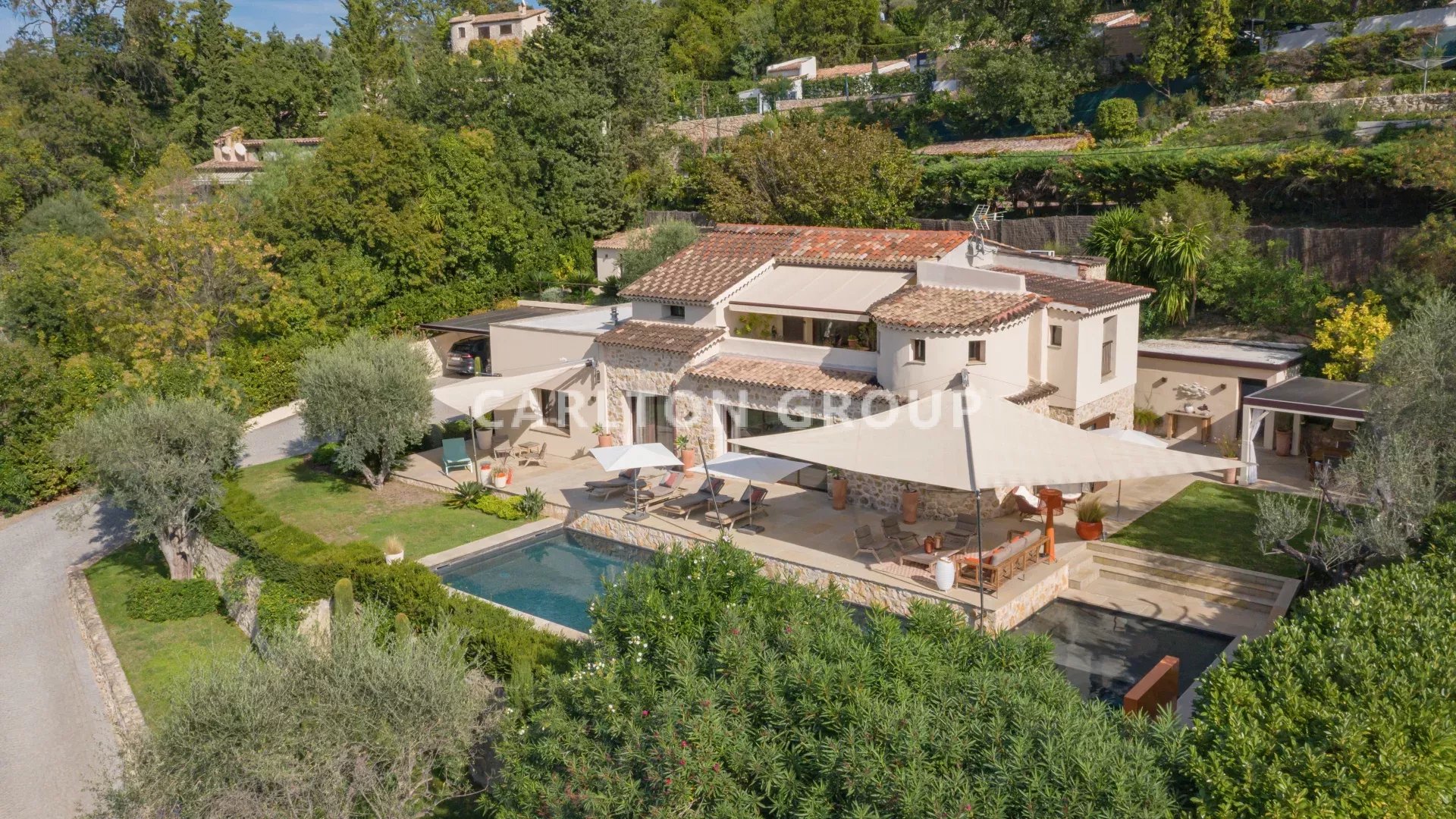 MOUGINS – Magnifique villa avec piscine et vue panoramique sur le vieux village
