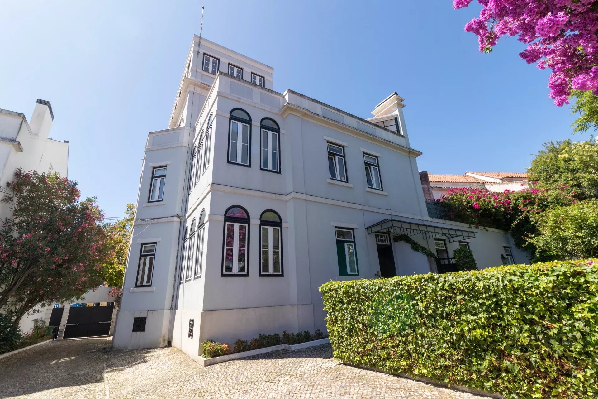 A 1909 Masterpiece: The Crown of Lisbon’s Hills 86119022 image 4