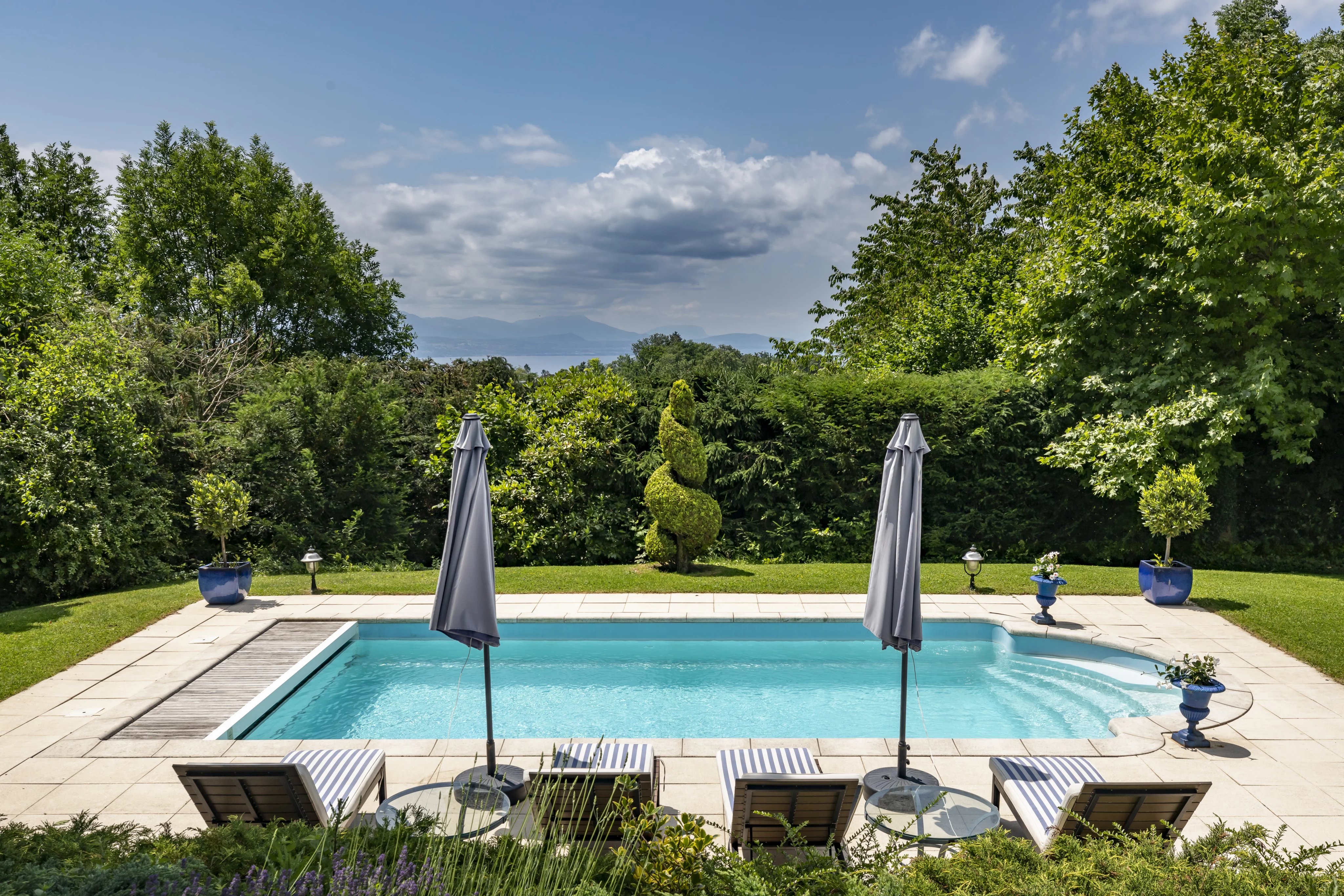 Elegant villa with pool and lake view, Epalinges