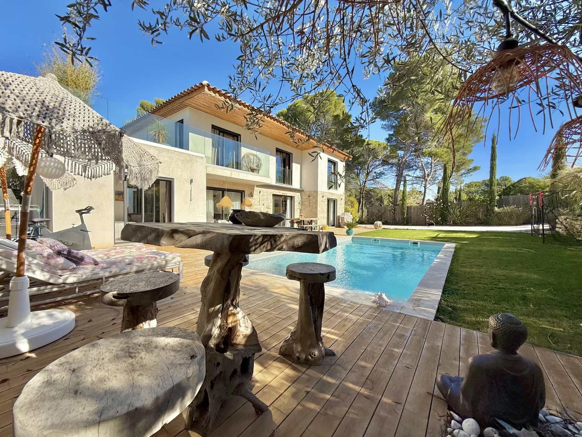 ÉGUILLES / CALIFORNIA RECENT VILLA