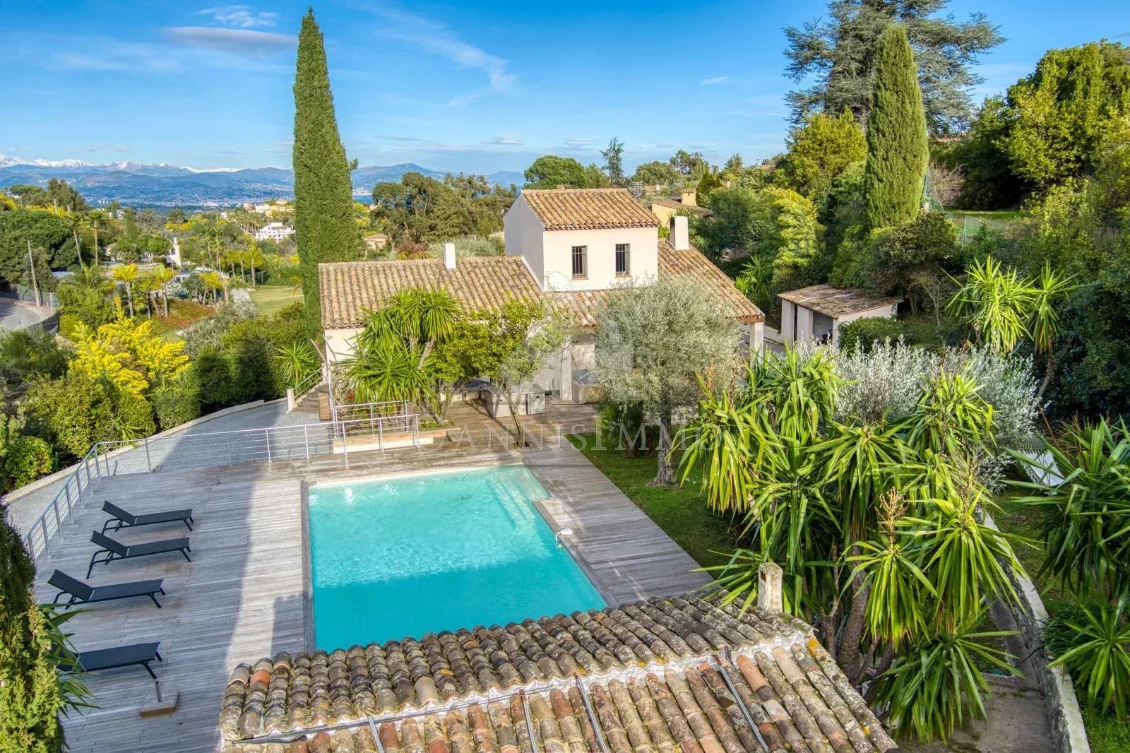 VILLA SUPER CANNES - 5 CHAMBRES EN SUITE- PISCINE CHAUFFÉE -