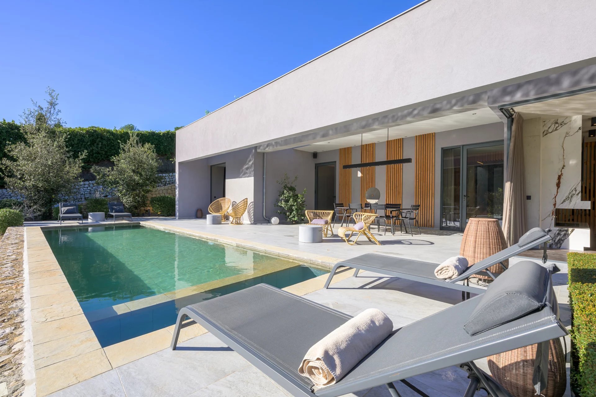 Contemporaine à pied du village 7