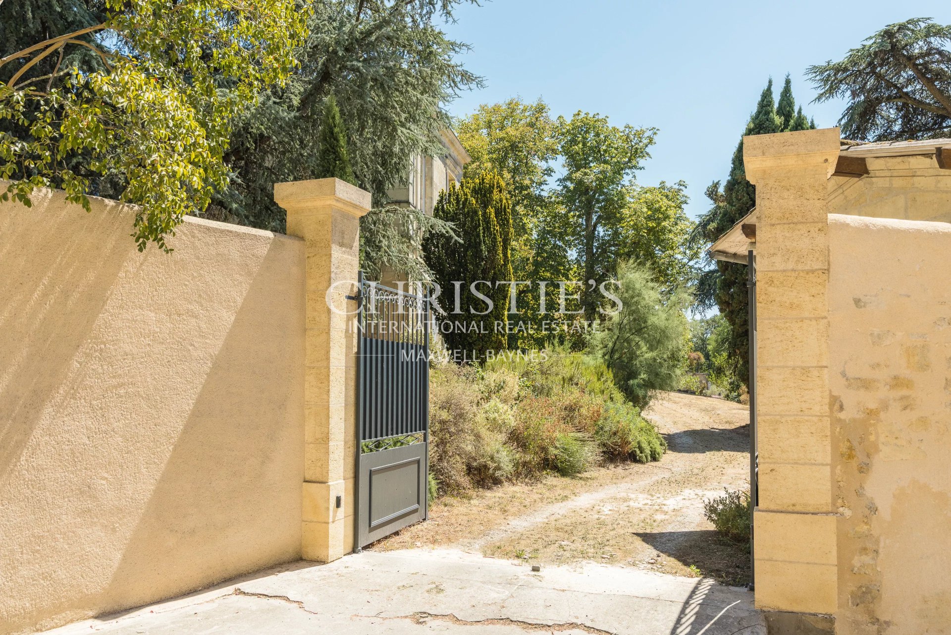 6 Bedroom Villa/Townhouse's Image 3