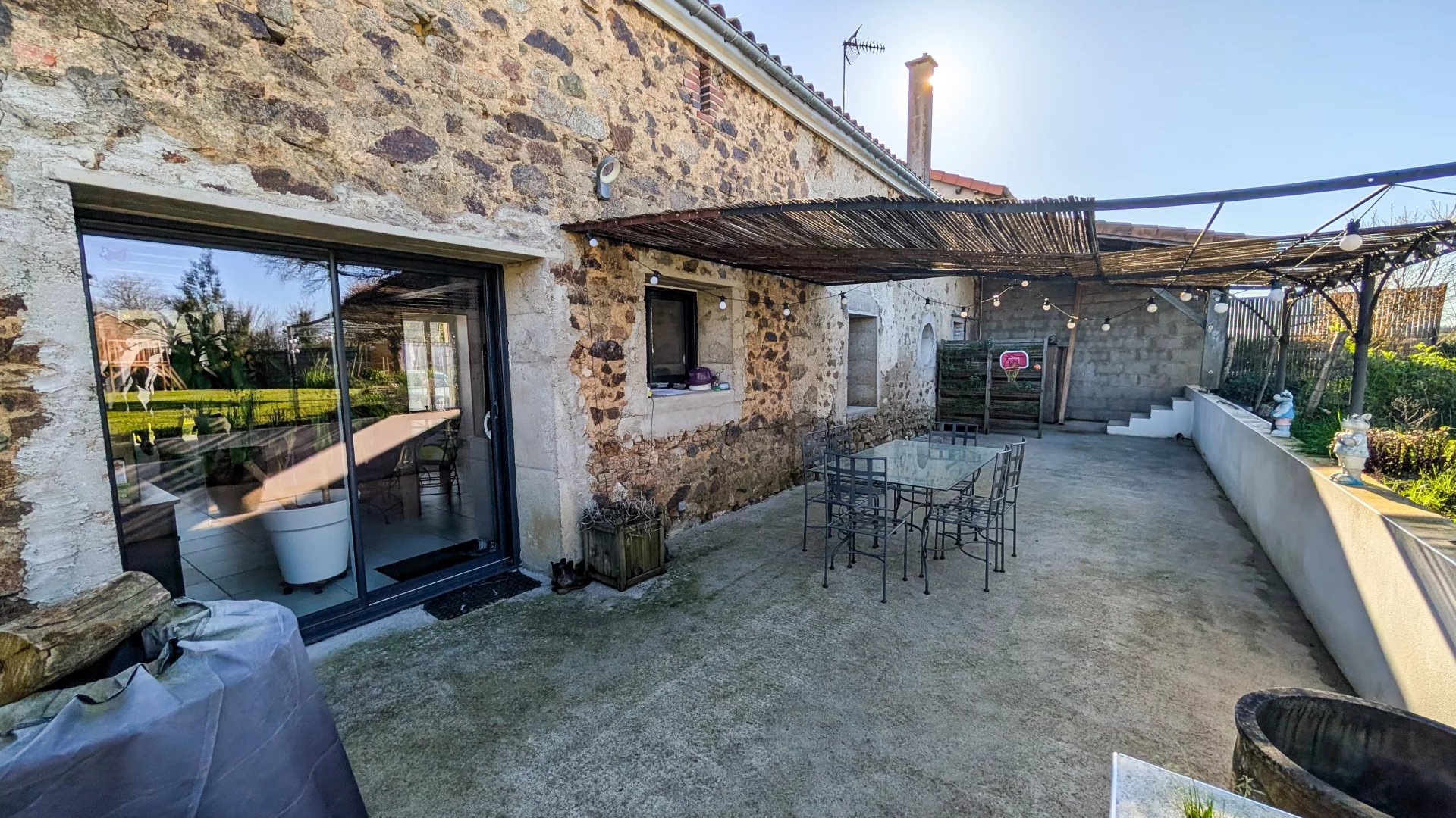 ST AMAND SUR SEVRE - DANS UN CHARMANT HAMEAU