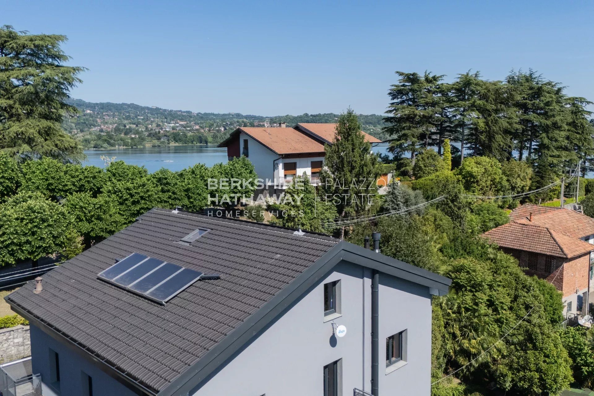 Villa bifamiliare con giardino a Biandronno, a pochi passi dal Lago di Varese