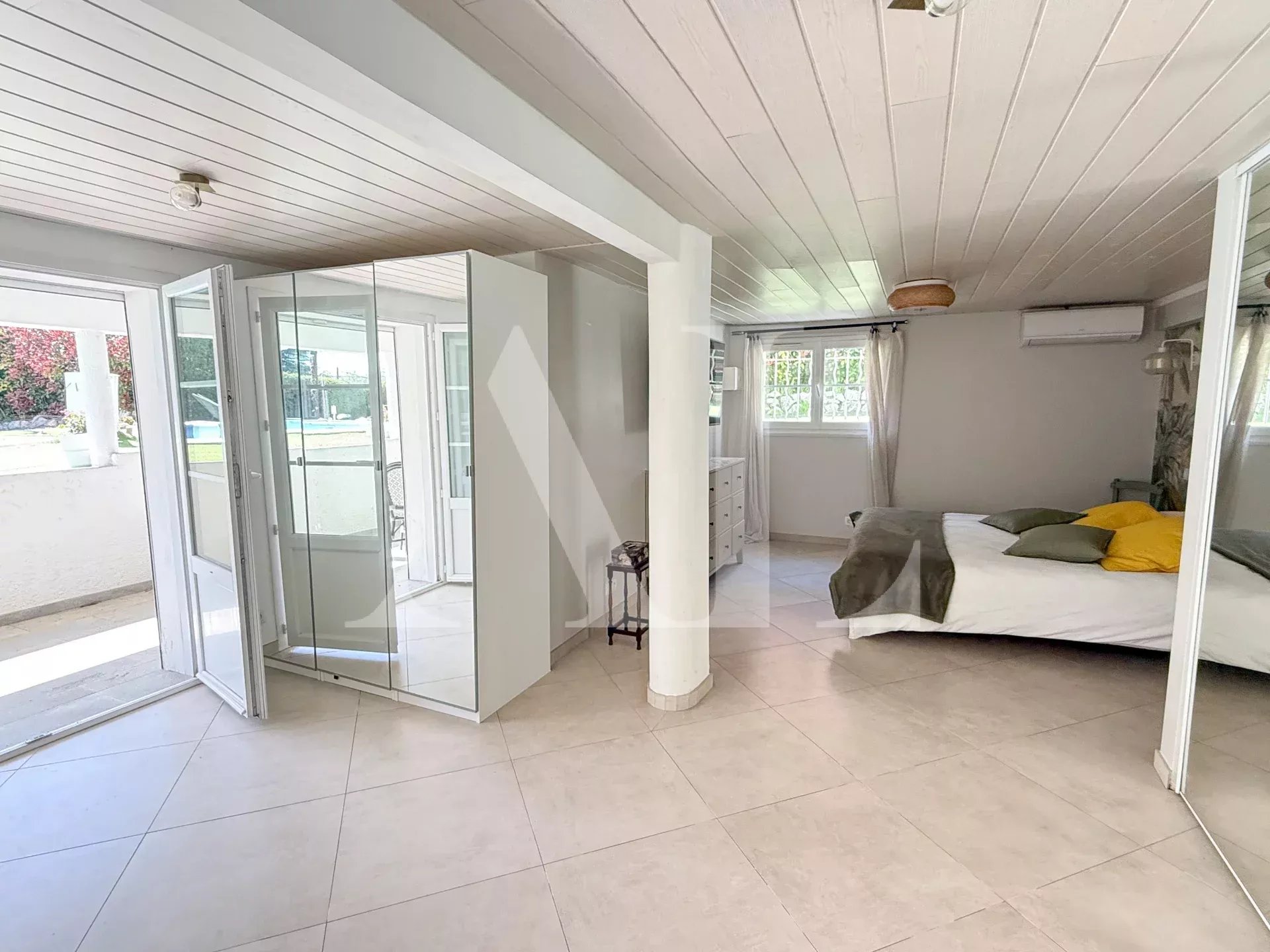 ANTIBES OUEST - VILLA AVEC PISCINE PROCHE MER À PIED