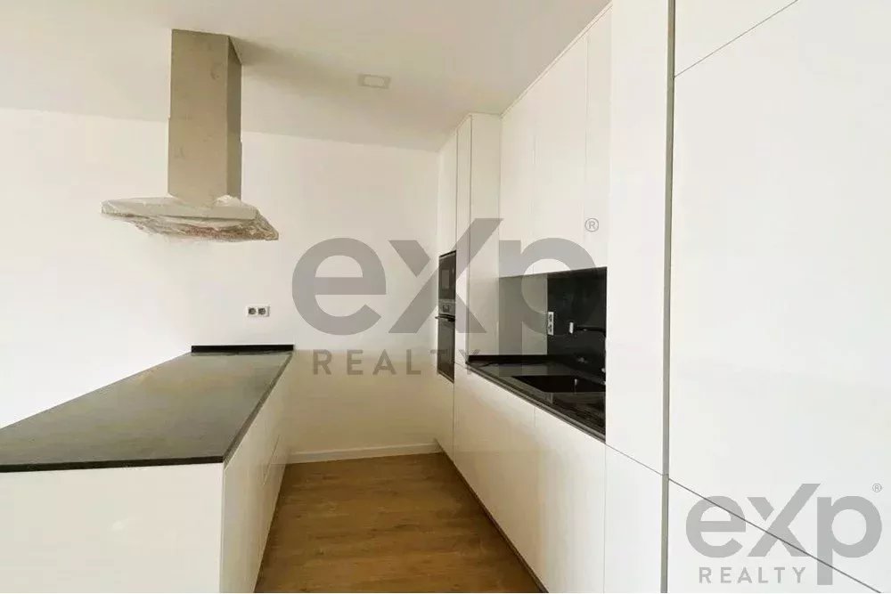 T2 with two terraces of 48 m² and 10 m², laundry, CE: A+, just 900 meters from Ericeira town center and the beach. 85948547 image 3