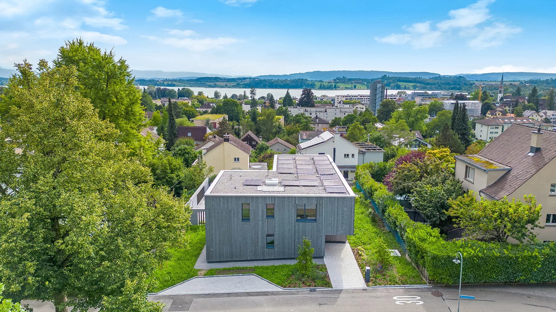 Luxe et harmonie : propriété neuve avec piscine naturelle