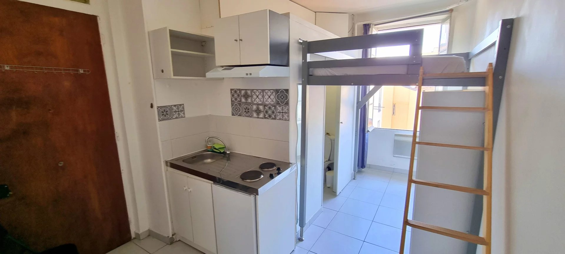 NICE CENTRE VILLE - STUDIO EN DERNIER ETAGE