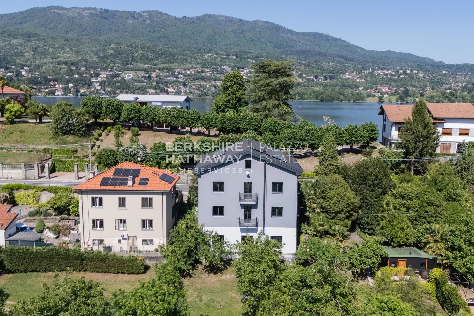 Villa bifamiliare con giardino a Biandronno, a pochi passi dal Lago di Varese