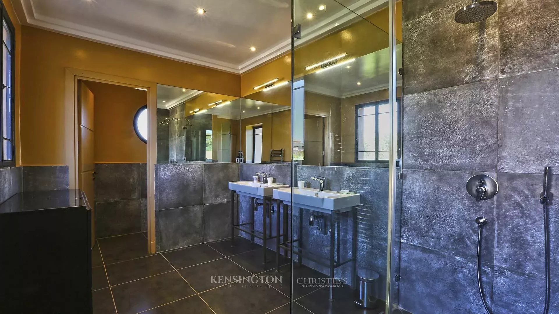 8 Bedroom Villa/Townhouse's Image 31