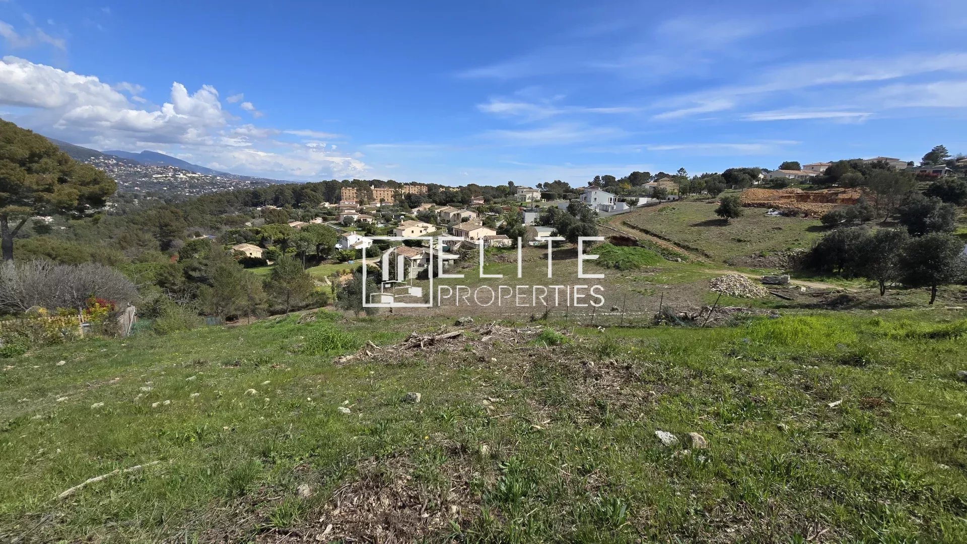 TERRAIN CONSTRUCTIBLE DE 2140m² PEYMEINADE - Photo 2
