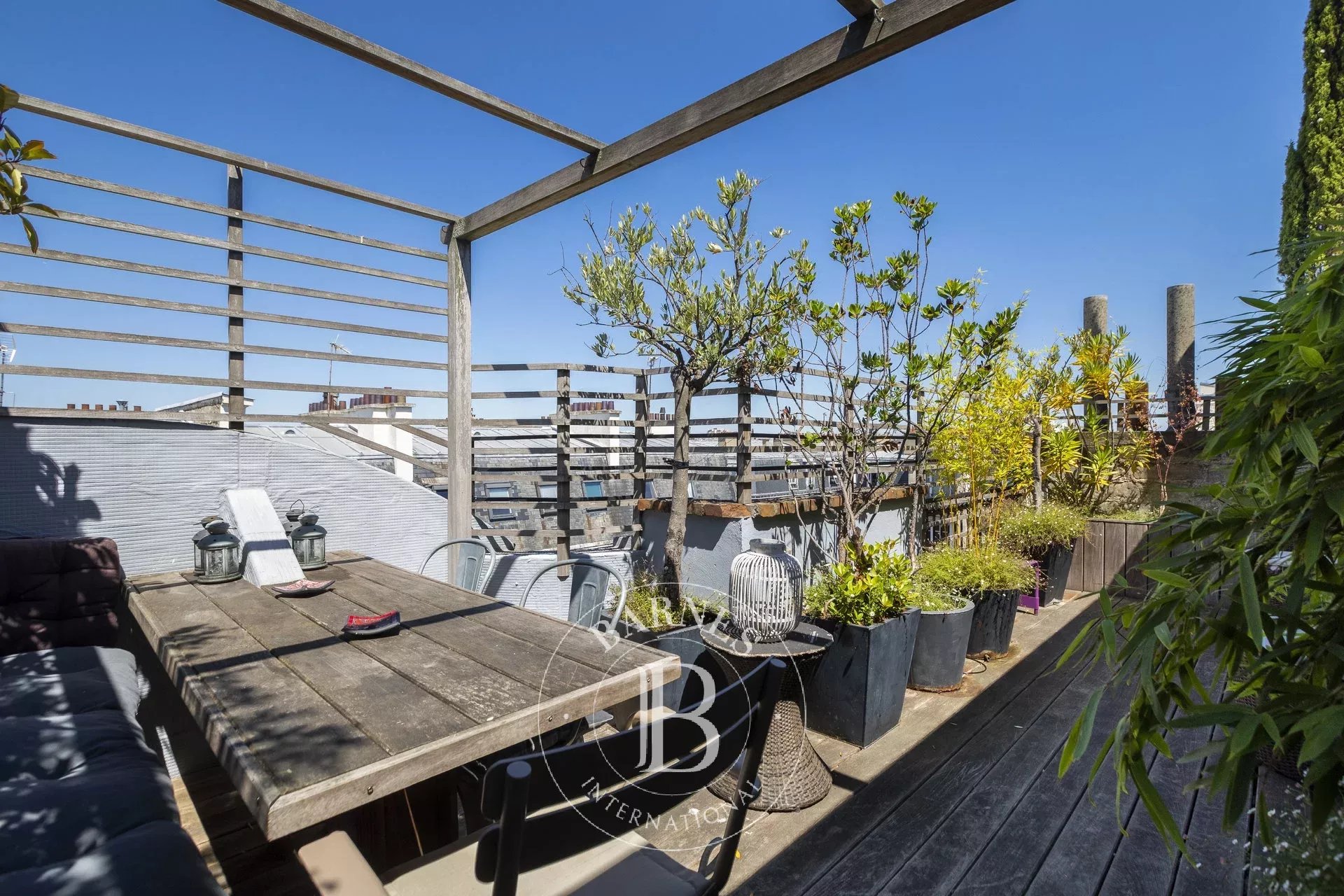 Neuilly - Argenson - Top floor - 4-5 bedroom apartment - Period charm
