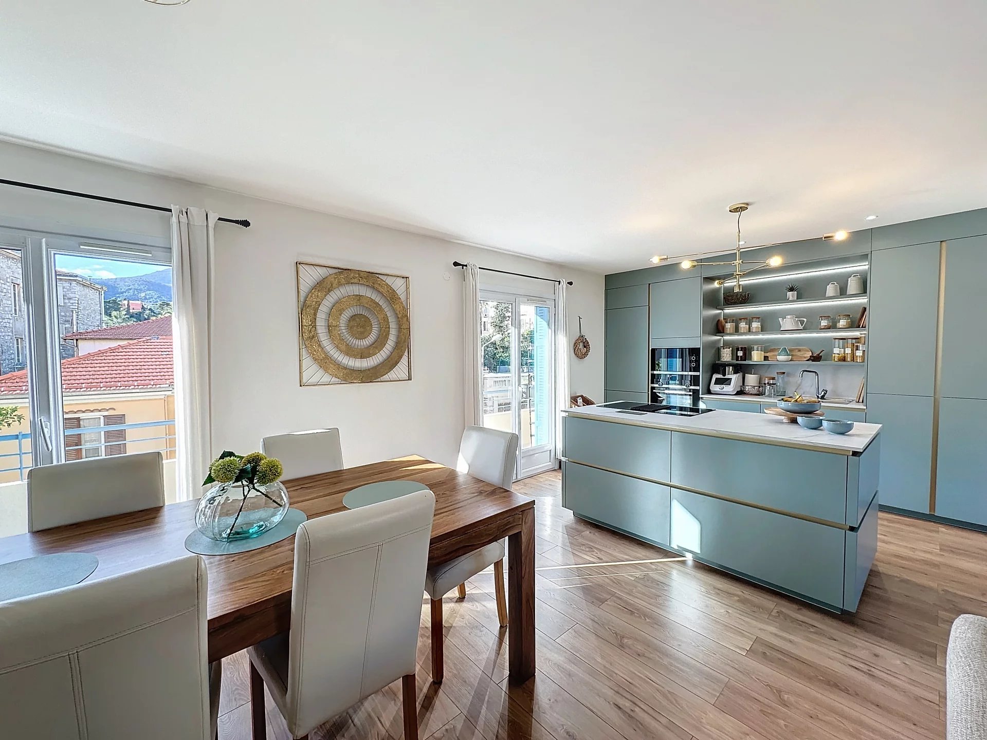 Gorgeous 4-room Apartment in the City Center