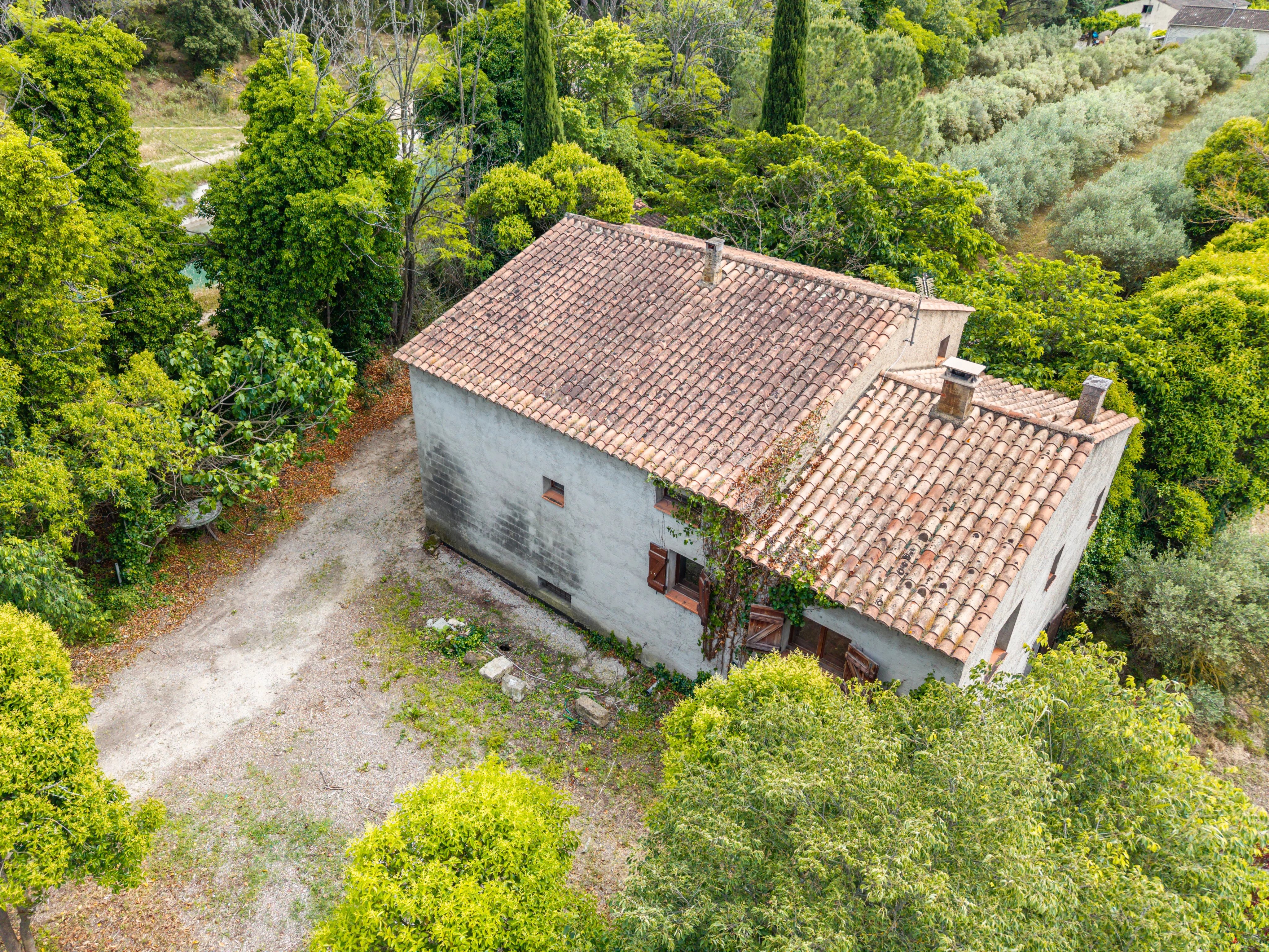 Renovation property with olive grove and swimming pool, on the doorstep of the Luberon